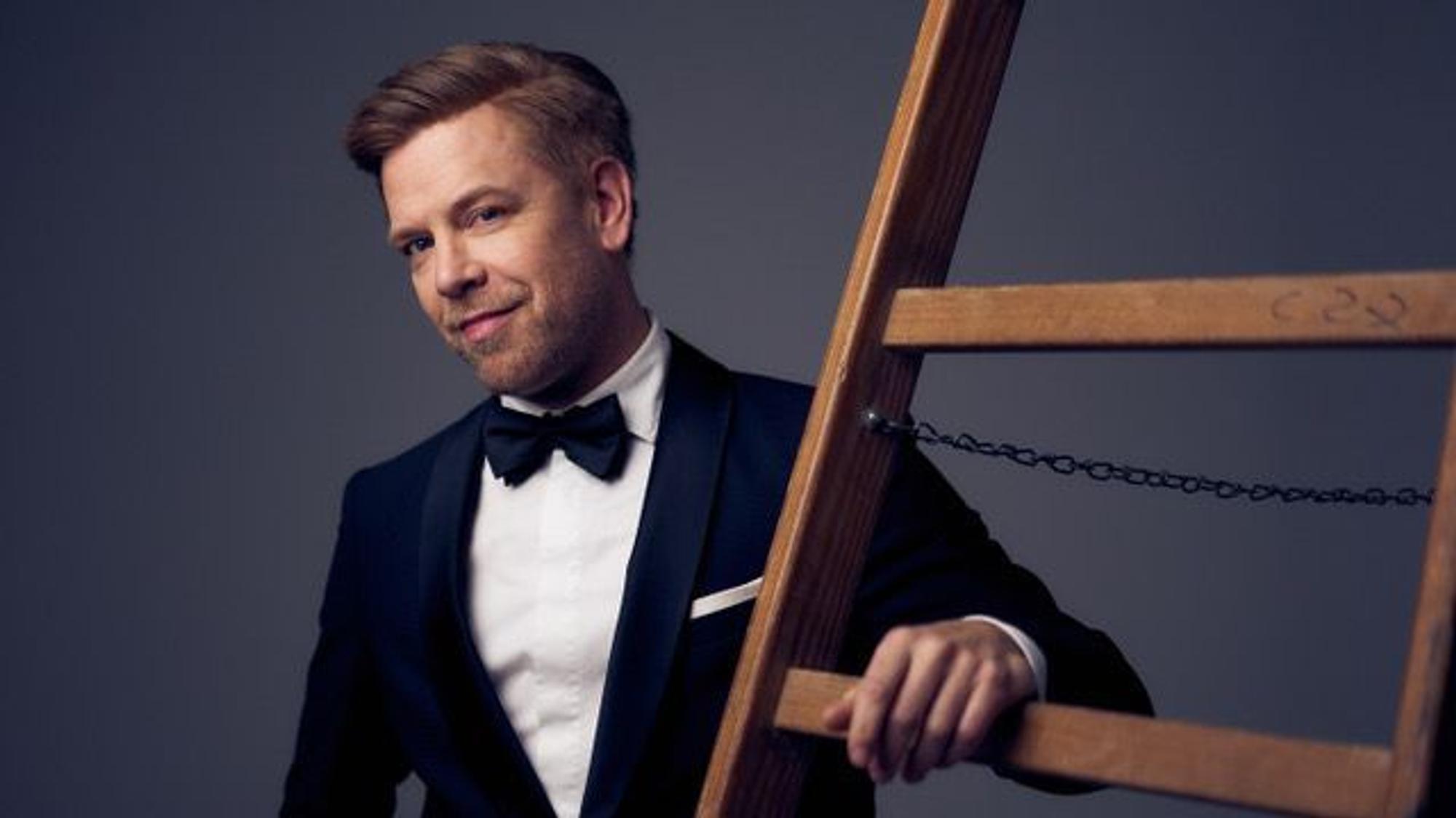 Tom Gaebel ist der neue Hauptdarsteller der Show „Fly Me to the Moon – Sinatra meets Varieté“ im Urania Spiegelpalast in Köln.