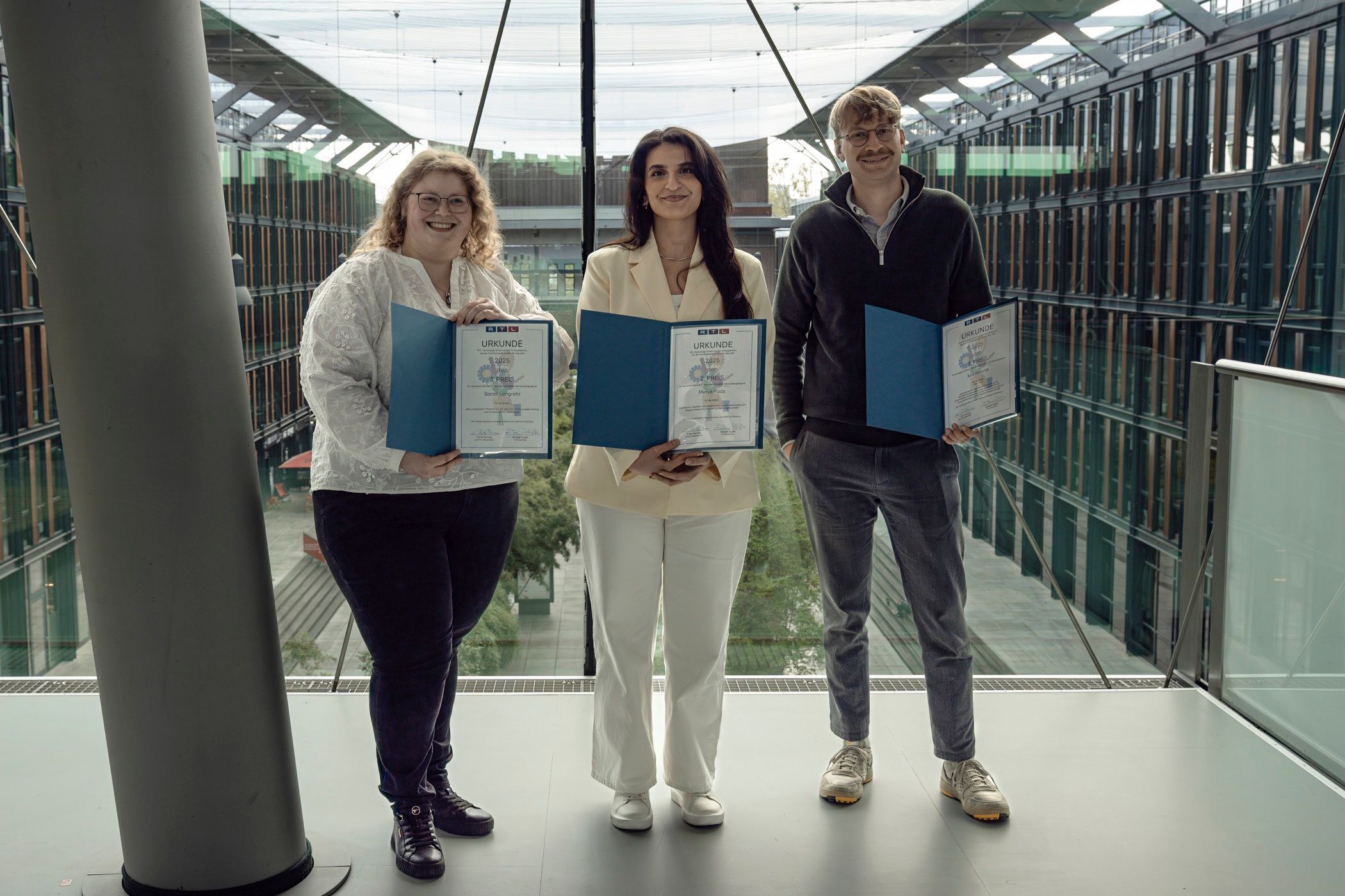 Das Foto zeigt die RTL-Förderpreisträger (von links) Sarah Langrehr, Merce Yüca und Nils Polarek.