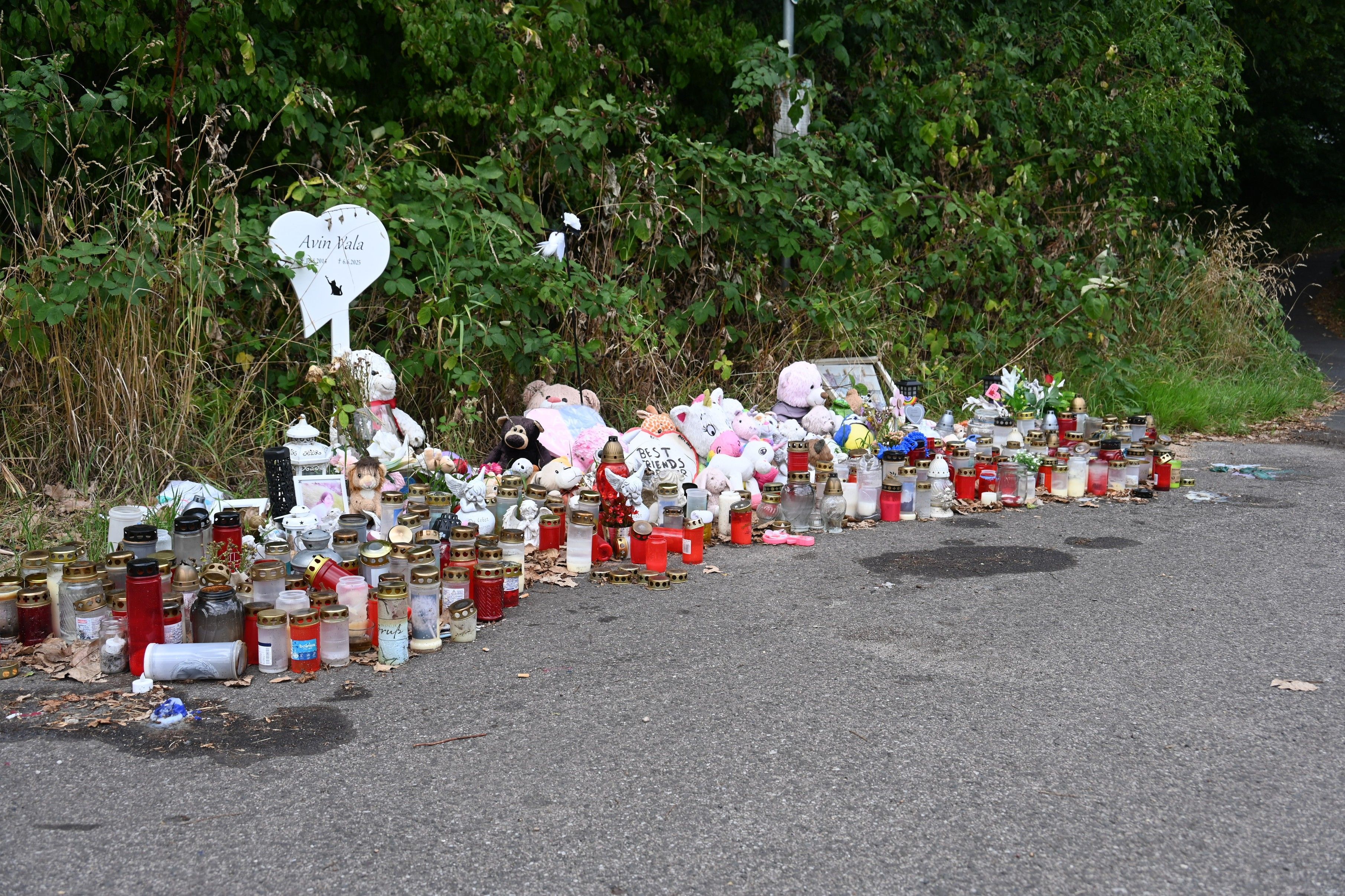 Das Bild zeigt viele Kerzen und Teddybären an der Unfallstelle.