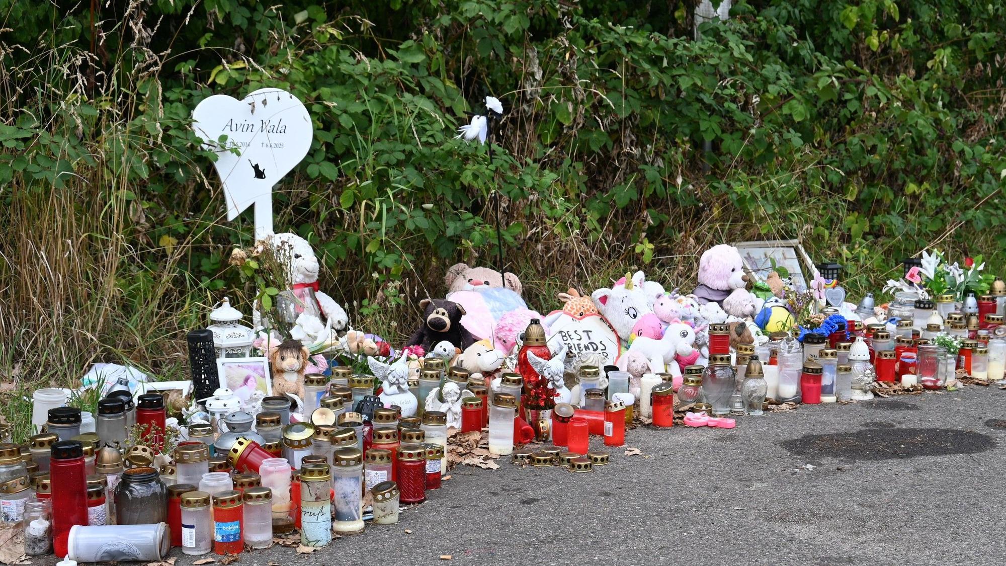 Das Bild zeigt viele Kerzen und Teddybären an der Unfallstelle.