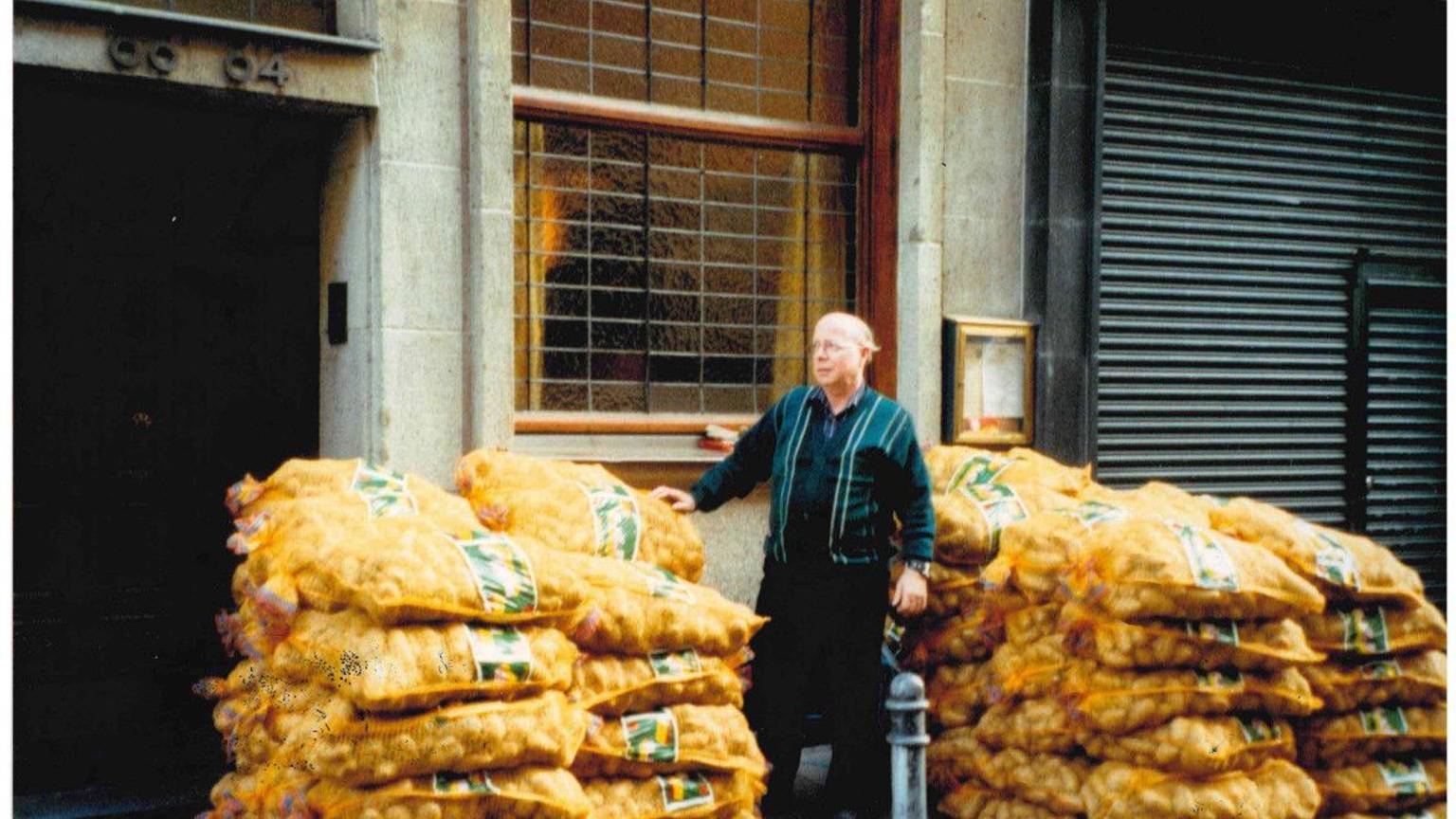 Kurt Erler mit seiner Ladung vor dem Päffgen an der Friesenstraße.