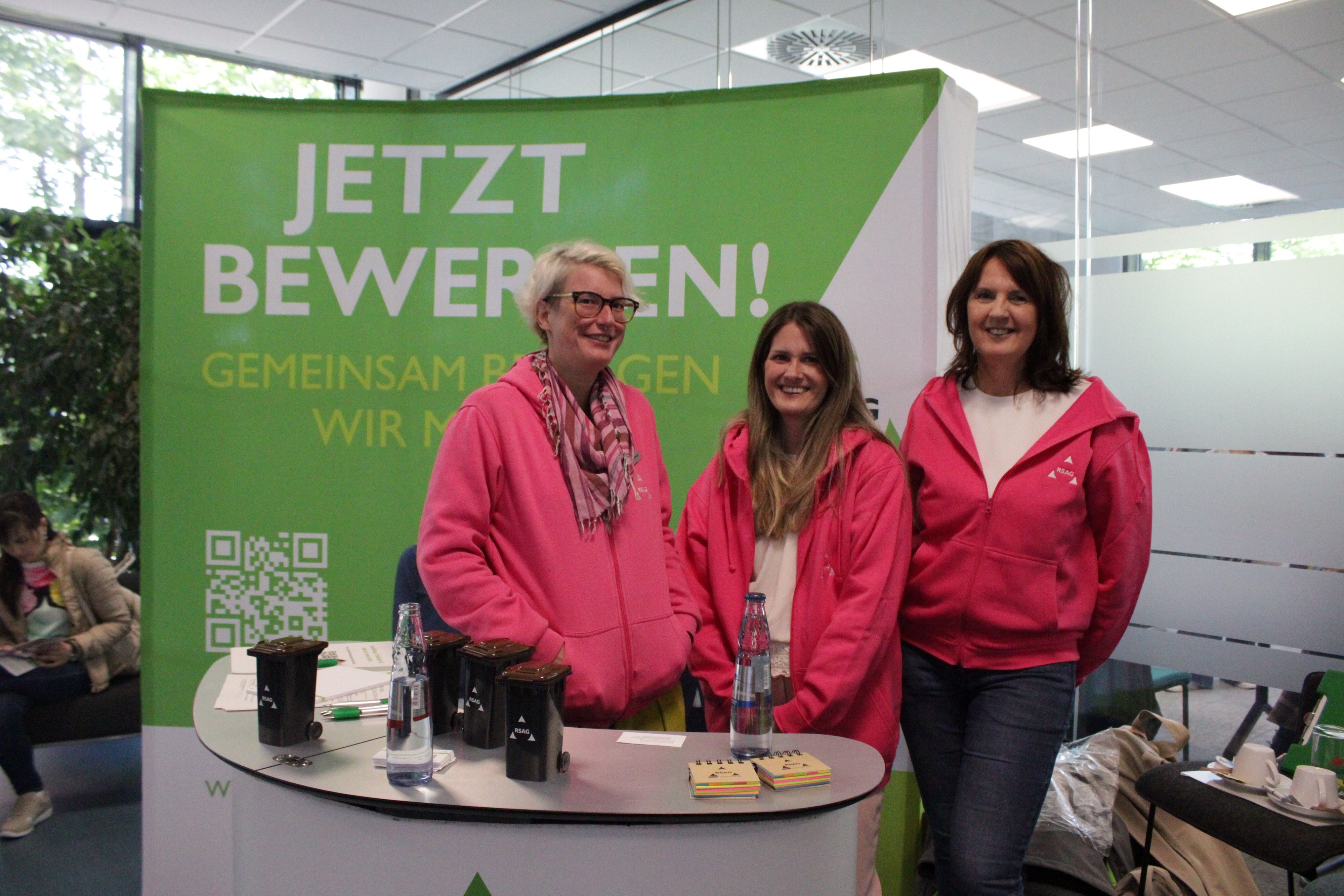Jobcenters Rhein-Sieg in Troisdorf, Messe "Frauen im Fokus":  Larissa Schwarz, Vanessa Neubert und Corinna Rehne von der RSAG