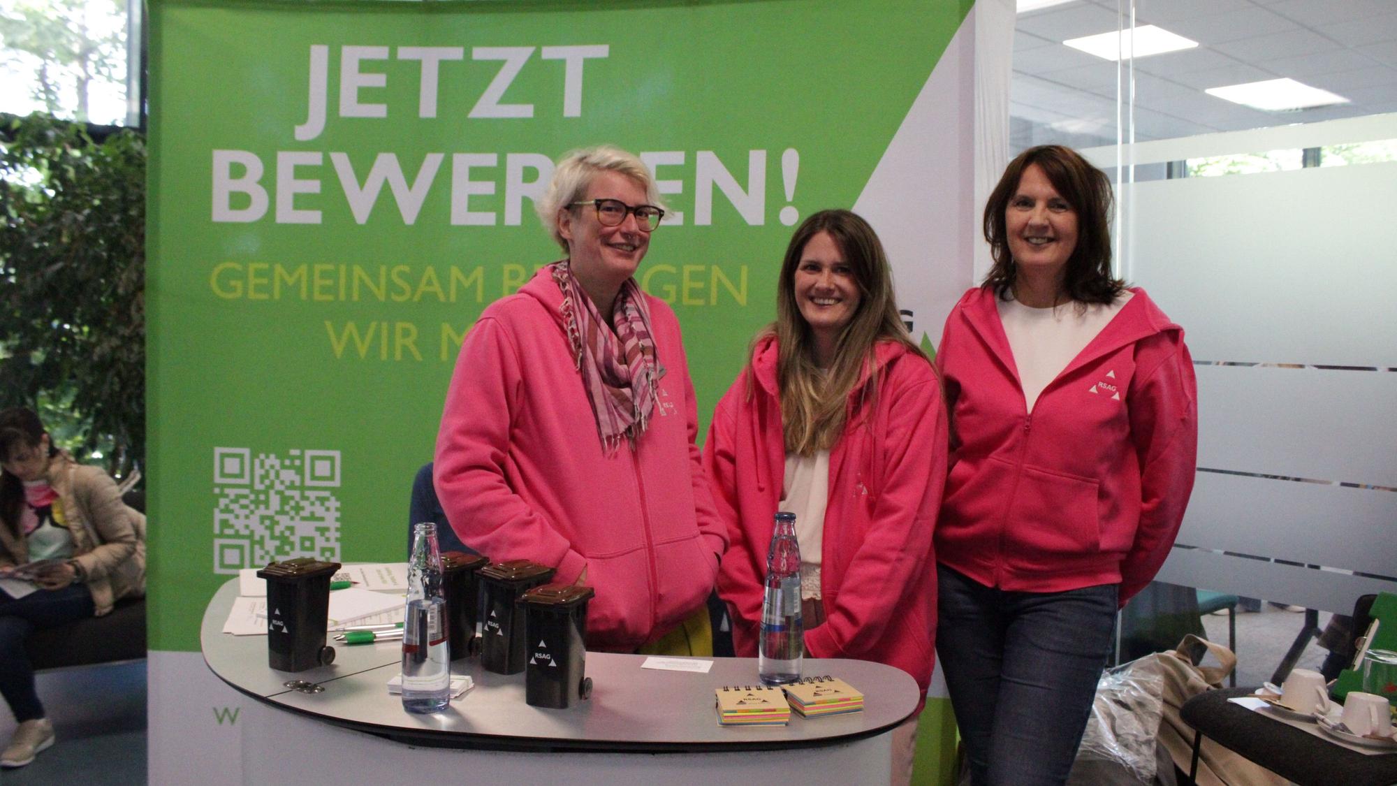 Jobcenters Rhein-Sieg in Troisdorf, Messe "Frauen im Fokus": Larissa Schwarz, Vanessa Neubert und Corinna Rehne von der RSAG