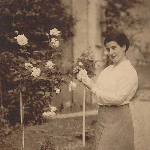 Olga Oppenheimer im Rosengarten, um 1910.
