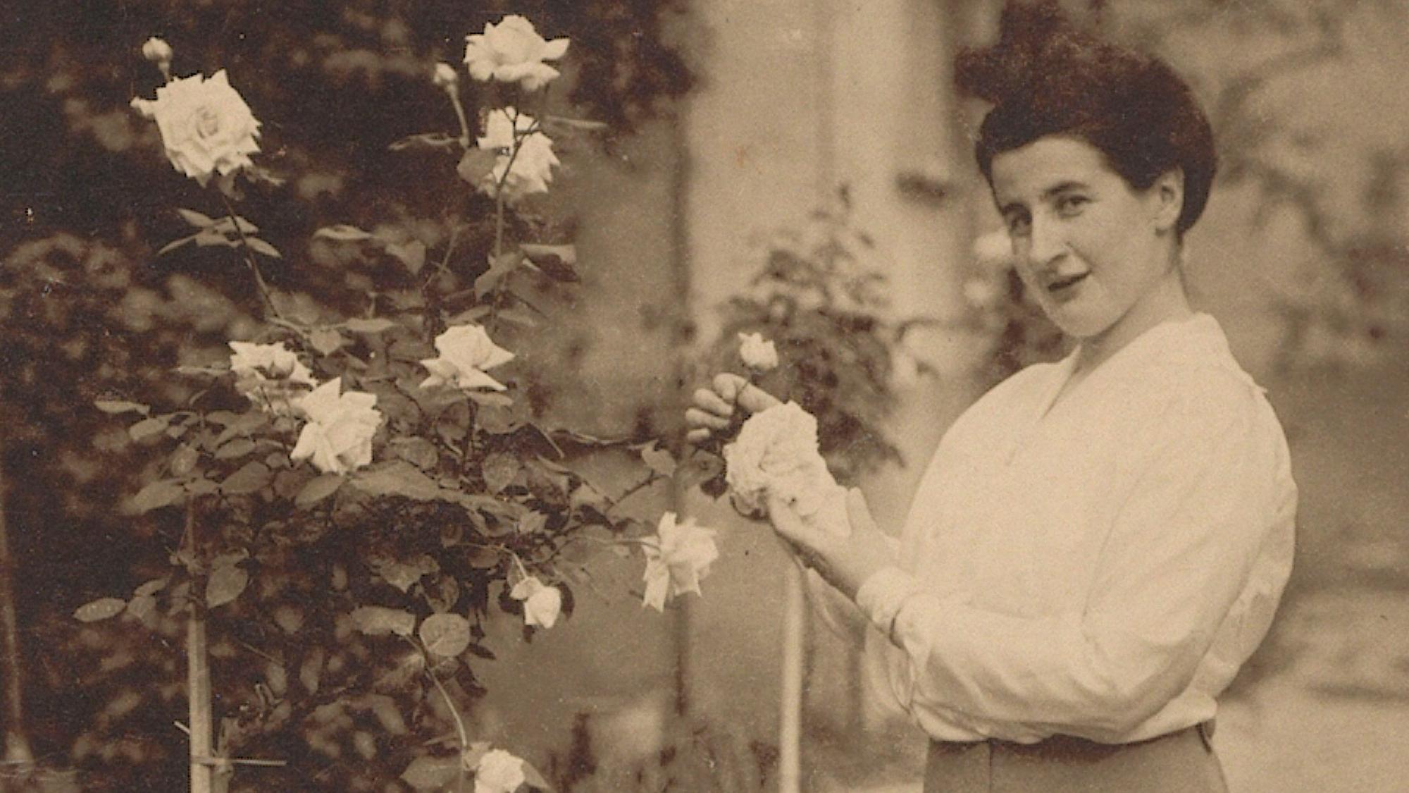Olga Oppenheimer im Rosengarten, um 1910.