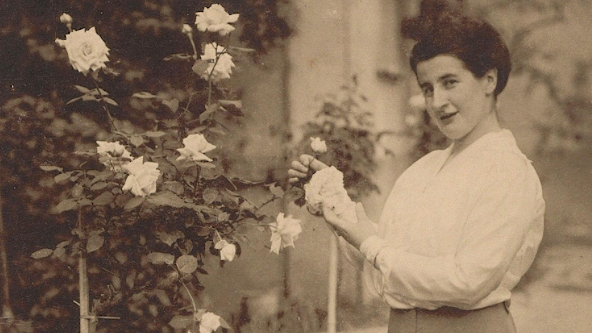 Olga Oppenheimer im Rosengarten, um 1910.