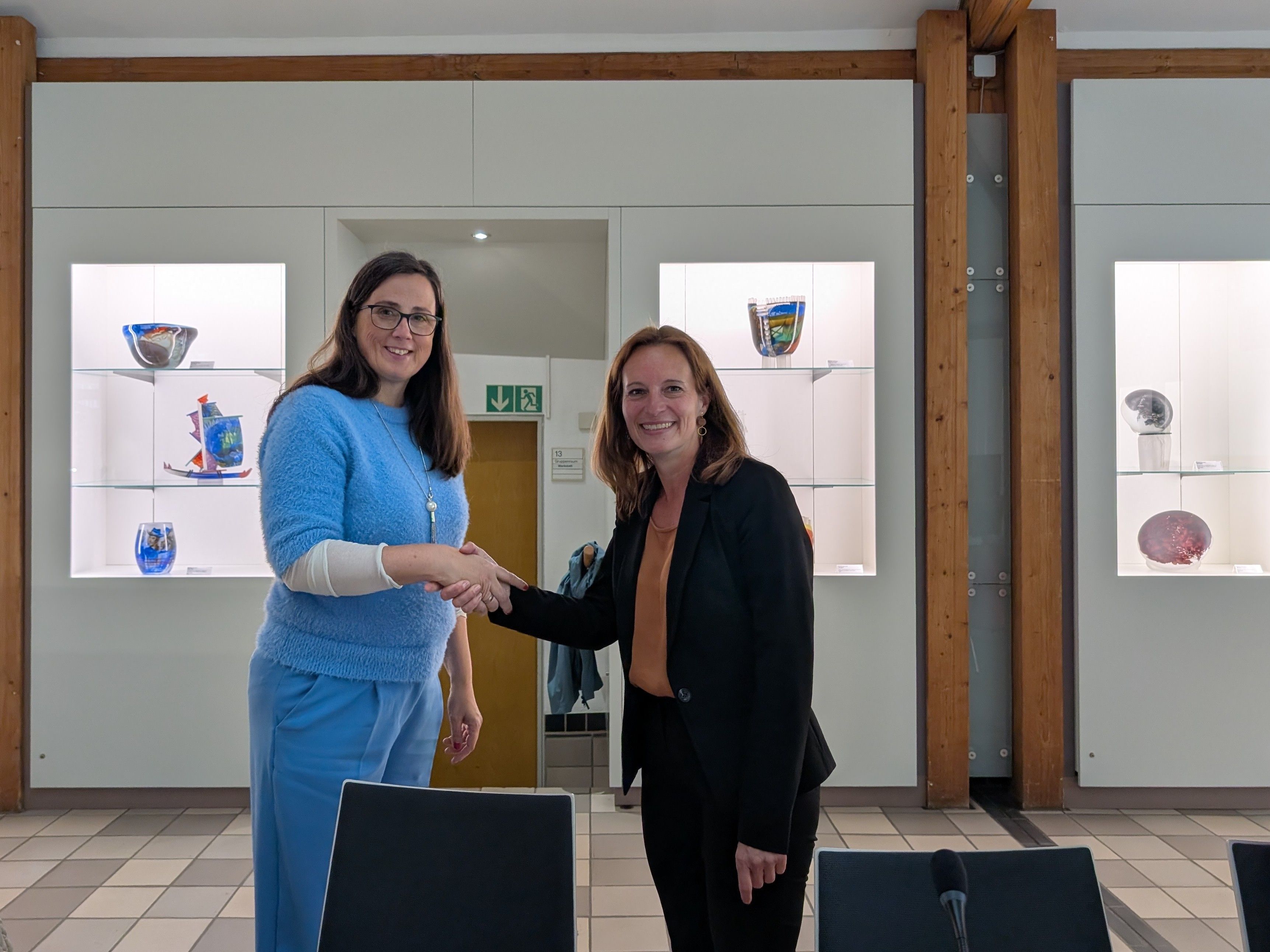 Daniela Hoffmann (rechts) gratuliert Monika Flieger zur Wahl.