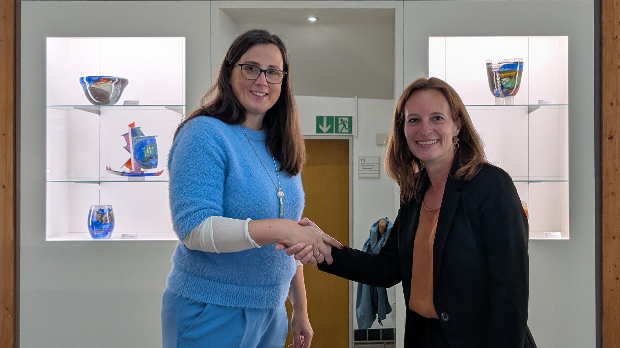 Daniela Hoffmann (rechts) gratuliert Monika Flieger zur Wahl.