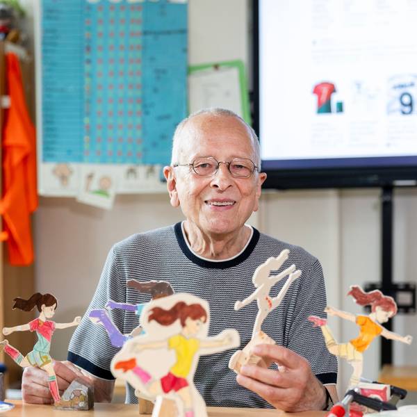 Uwe Reich ist mit 80 Jahren Kölns mutmaßlich ältester Schulleiter und führt die Katholische Grundschule Alzeyer Straße.