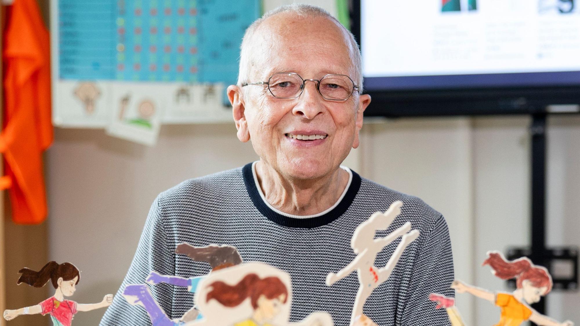 Uwe Reich ist mit 80 Jahren Kölns mutmaßlich ältester Schulleiter und führt die Katholische Grundschule Alzeyer Straße.