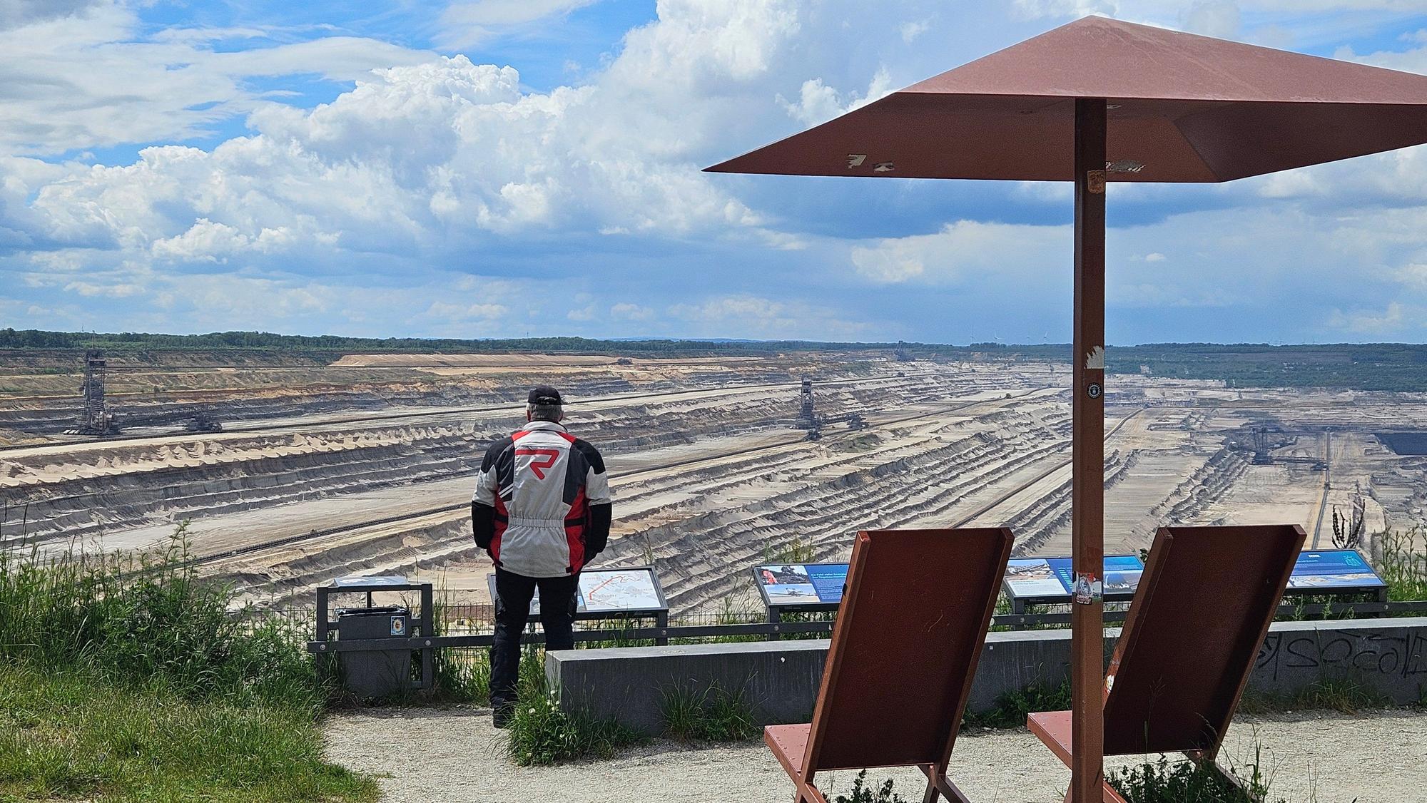 Am Aussichtspunkt Forum Terra Nova bietet sich Besuchern einen Blick in den Tagebau Hambach.