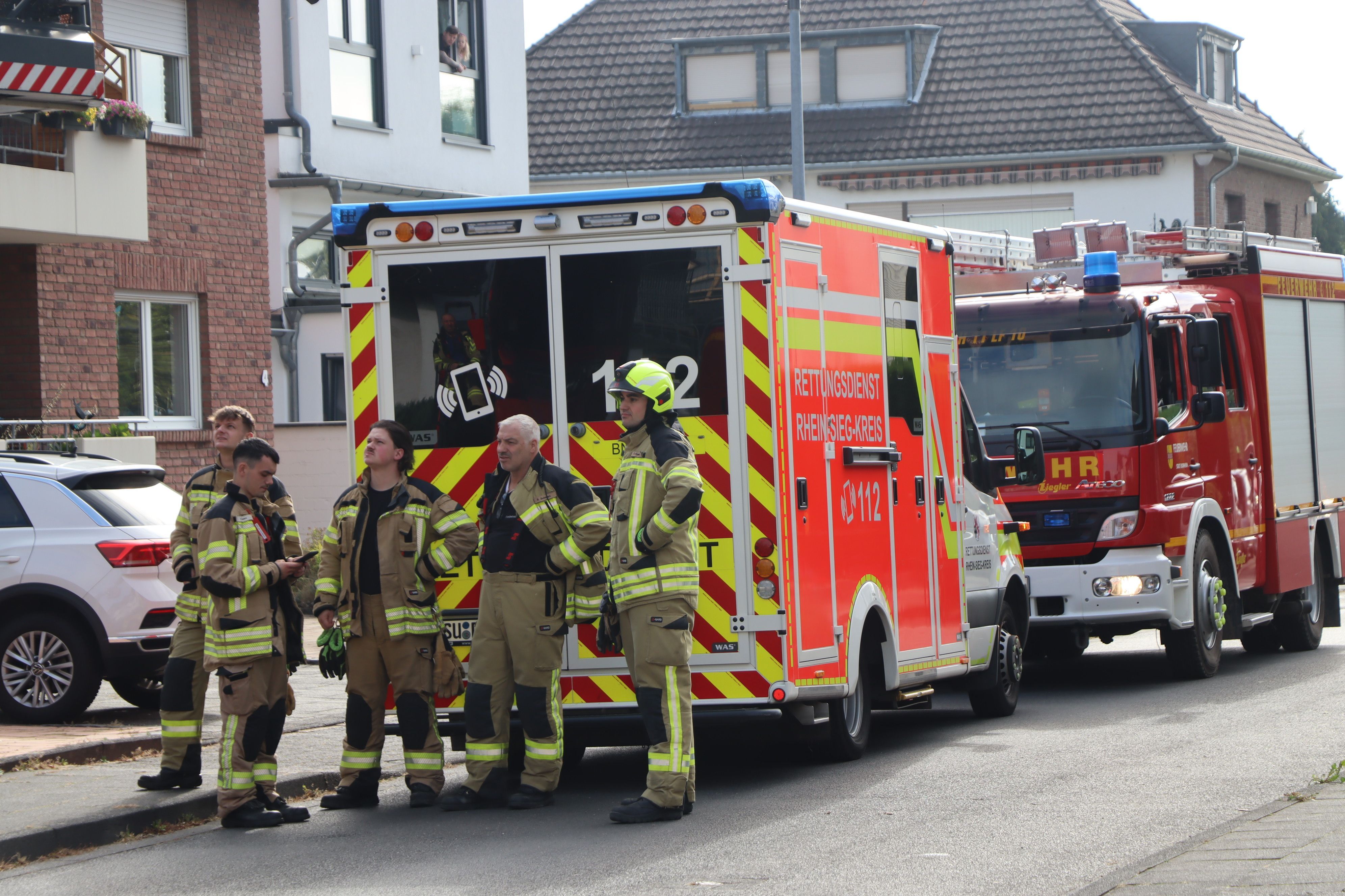 Feuerwehrleute treffen am Einsatzort ein . Zuerst sprechen sie sich auch mit dem Notarzt vor Ort ab, ein typischer „HIRD-Einsatz".