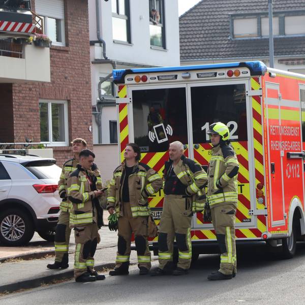 Feuerwehrleute treffen am Einsatzort ein . Zuerst sprechen sie sich auch mit dem Notarzt vor Ort ab, ein typischer „HIRD-Einsatz".