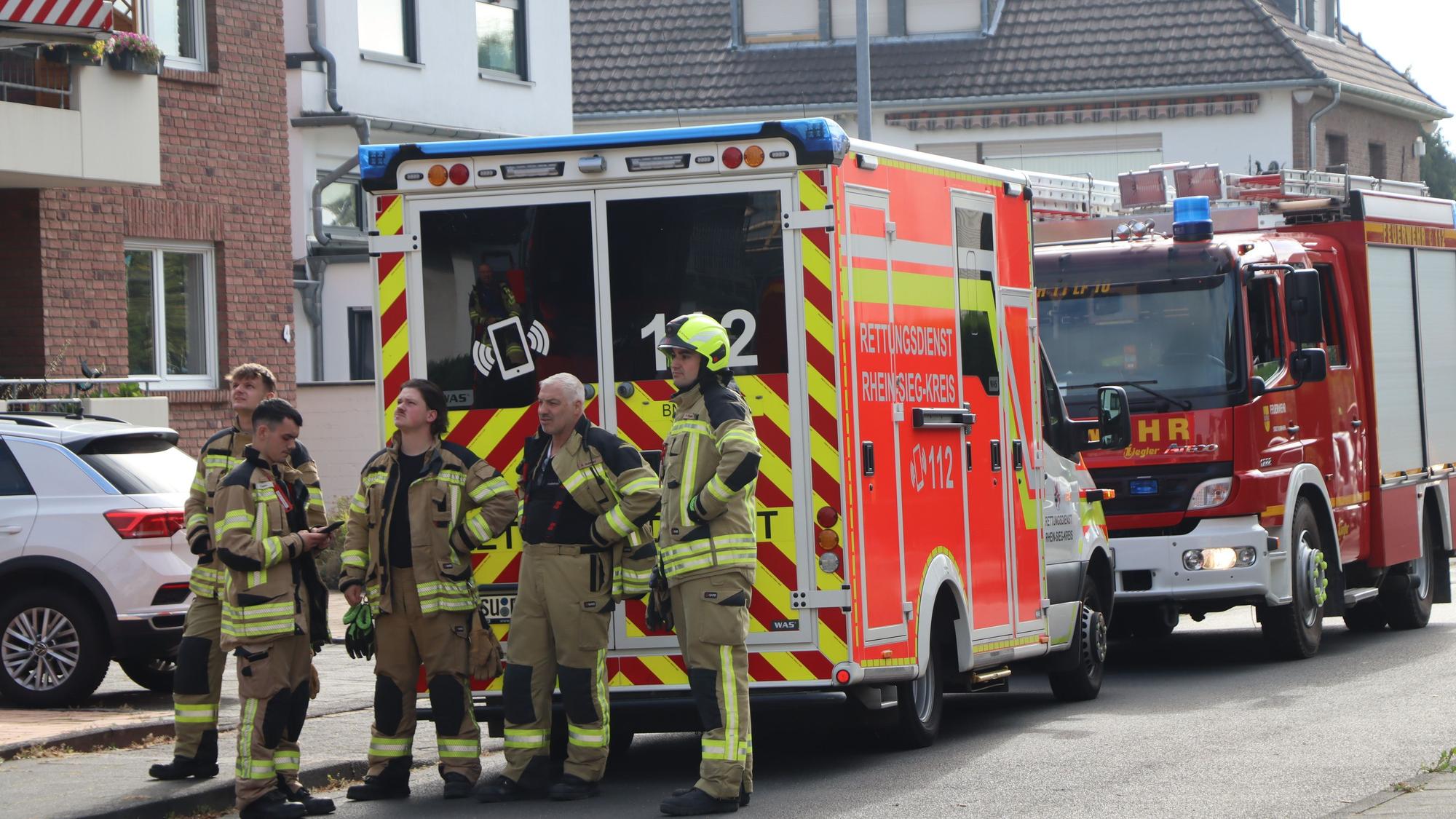 Feuerwehrleute treffen am Einsatzort ein . Zuerst sprechen sie sich auch mit dem Notarzt vor Ort ab, ein typischer „HIRD-Einsatz".