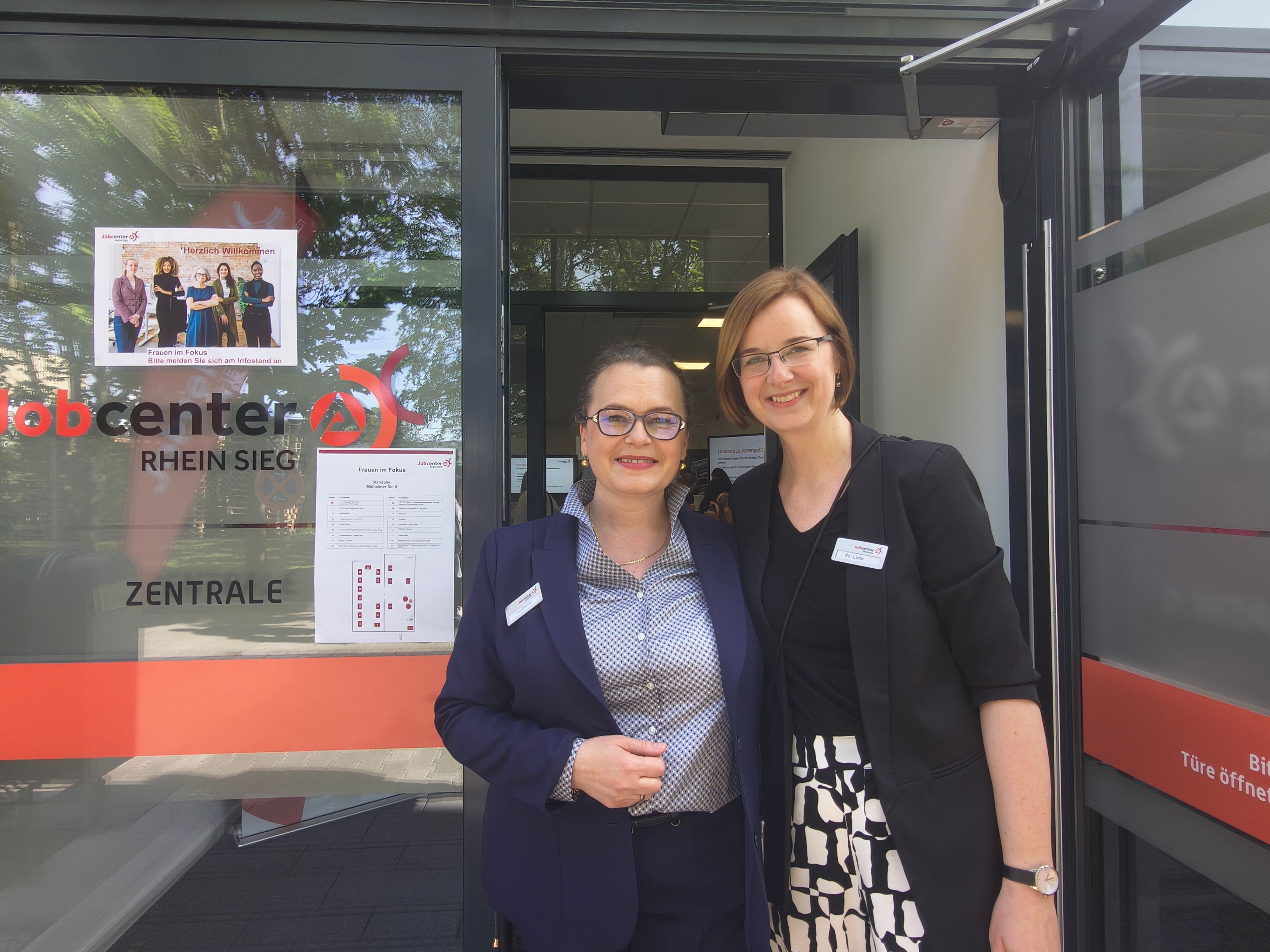 Jobcenters Rhein-Sieg in Troisdorf, Messe "Frauen im Fokus":  Elzbieta Boenigk, Beauftragte für Chancengleichheit am Arbeitsmarkt (BCA) und ihre Stellvertreterin Christin Lenz