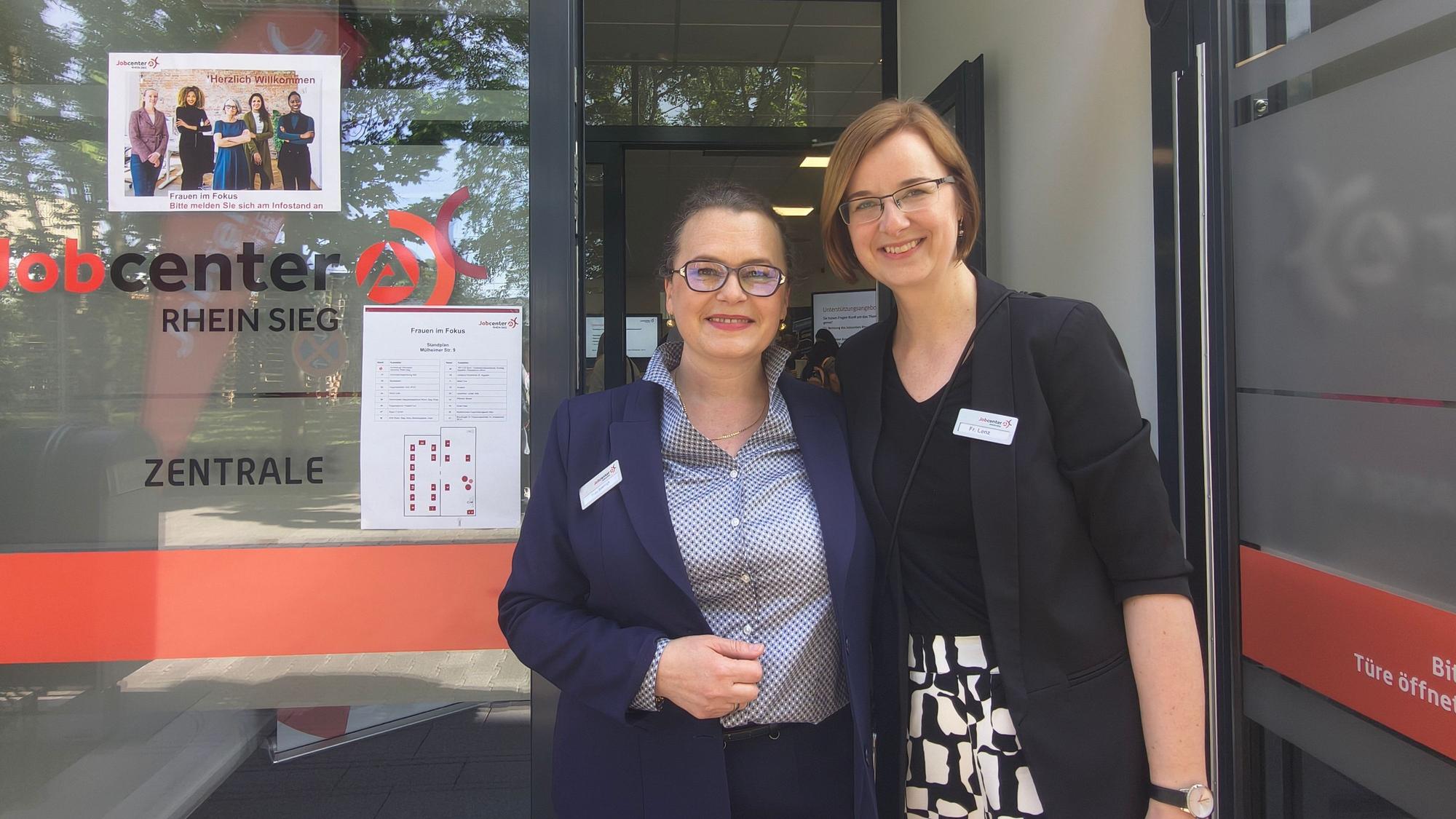 Jobcenters Rhein-Sieg in Troisdorf, Messe "Frauen im Fokus": Elzbieta Boenigk, Beauftragte für Chancengleichheit am Arbeitsmarkt (BCA) und ihre Stellvertreterin Christin Lenz