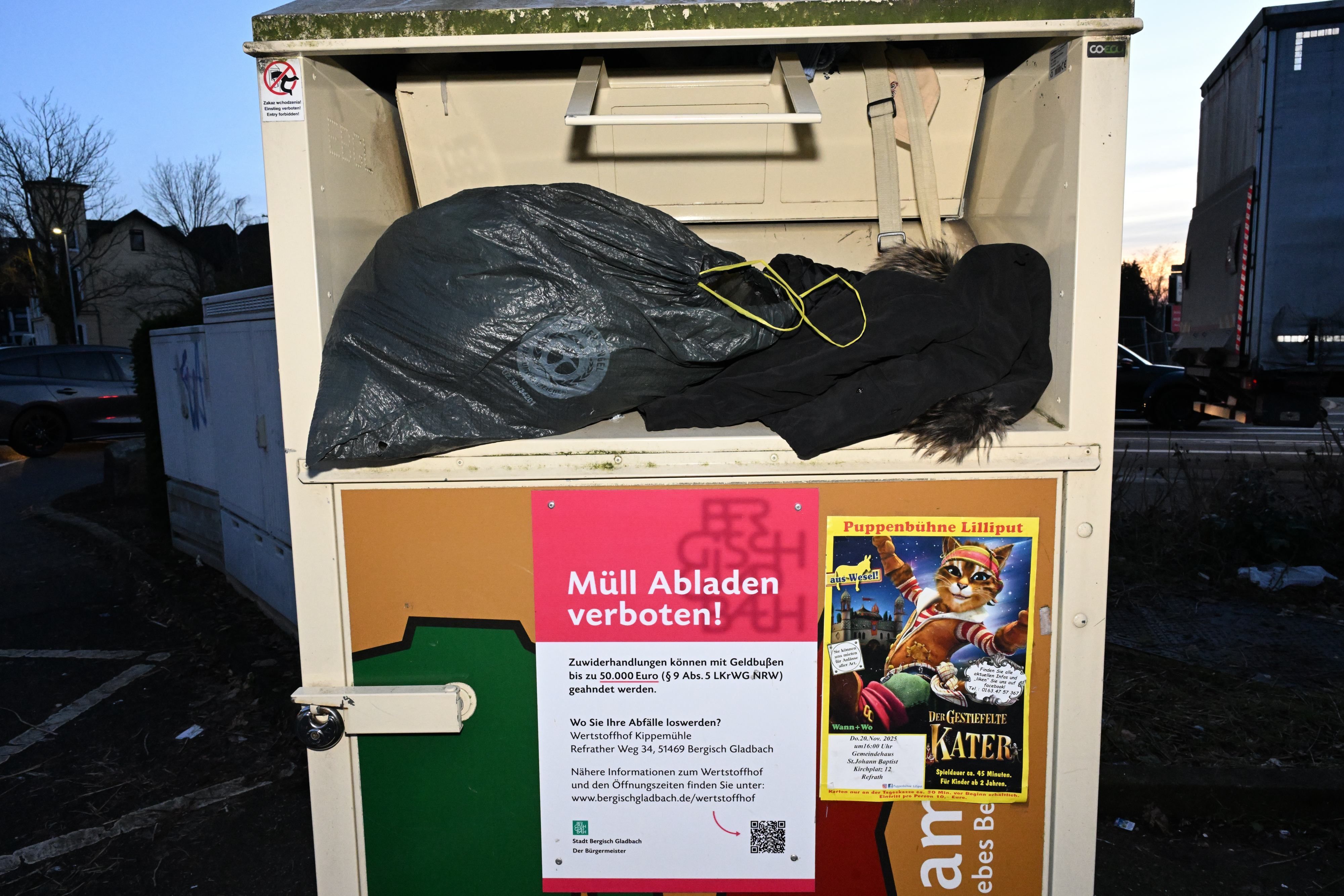 Die Öffnung des Containers wird durch einen Sack verstopft.