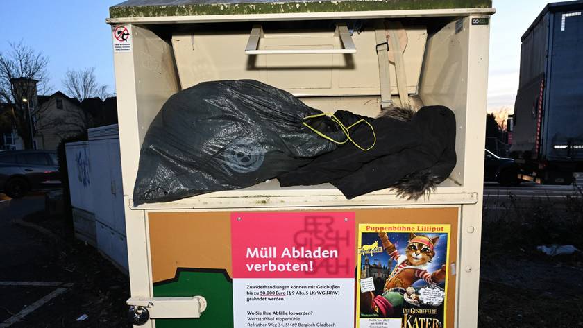 Die Öffnung des Containers wird durch einen Sack verstopft.