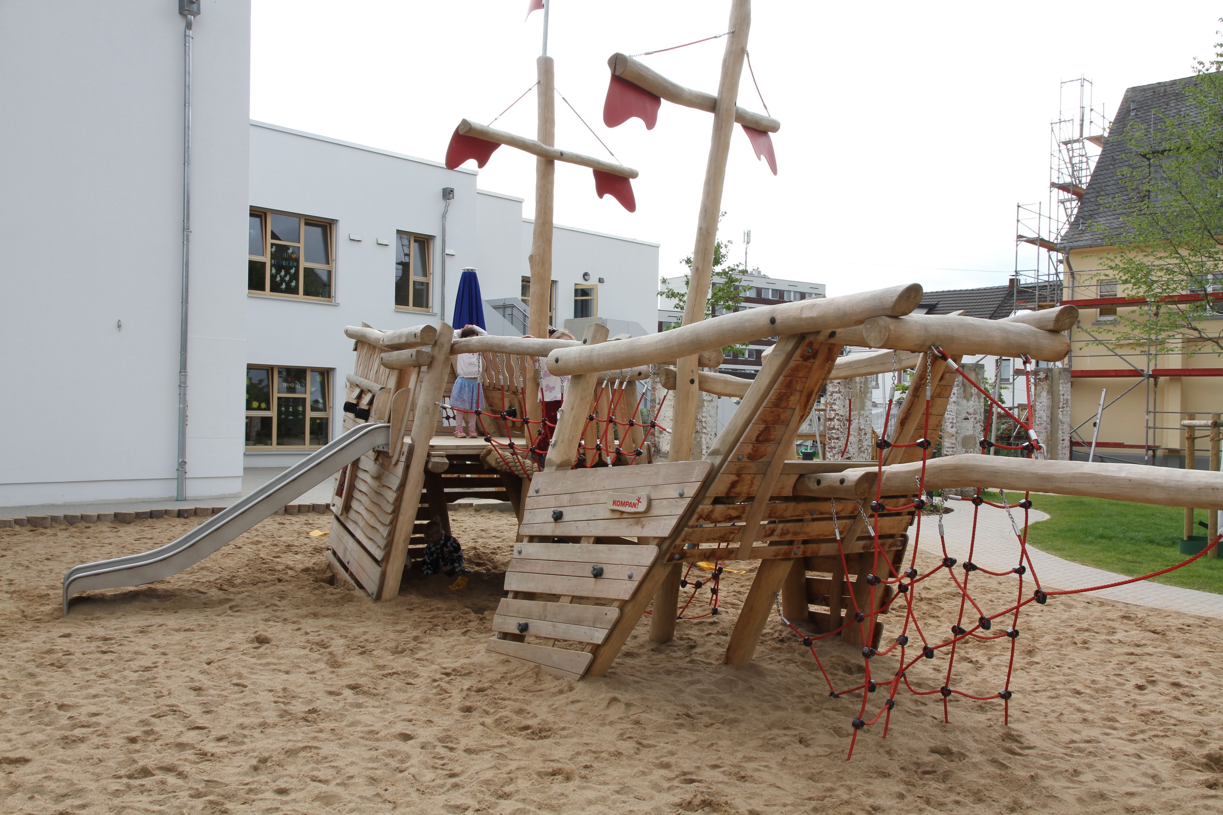 Piraten-Kletterschiff hinter der DRK-Kita Schatzinsel im Siegburger Haufeld