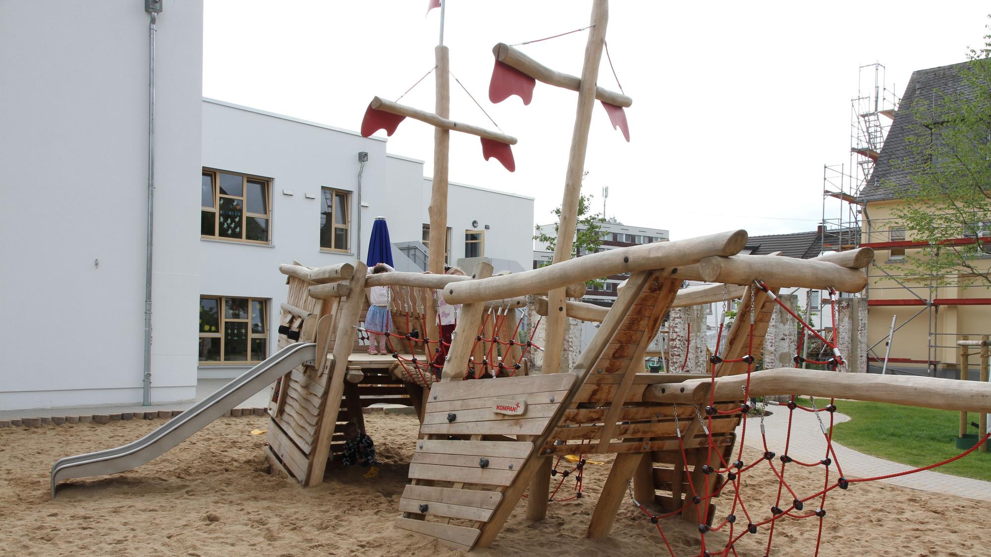 Piraten-Kletterschiff hinter der DRK-Kita Schatzinsel im Siegburger Haufeld