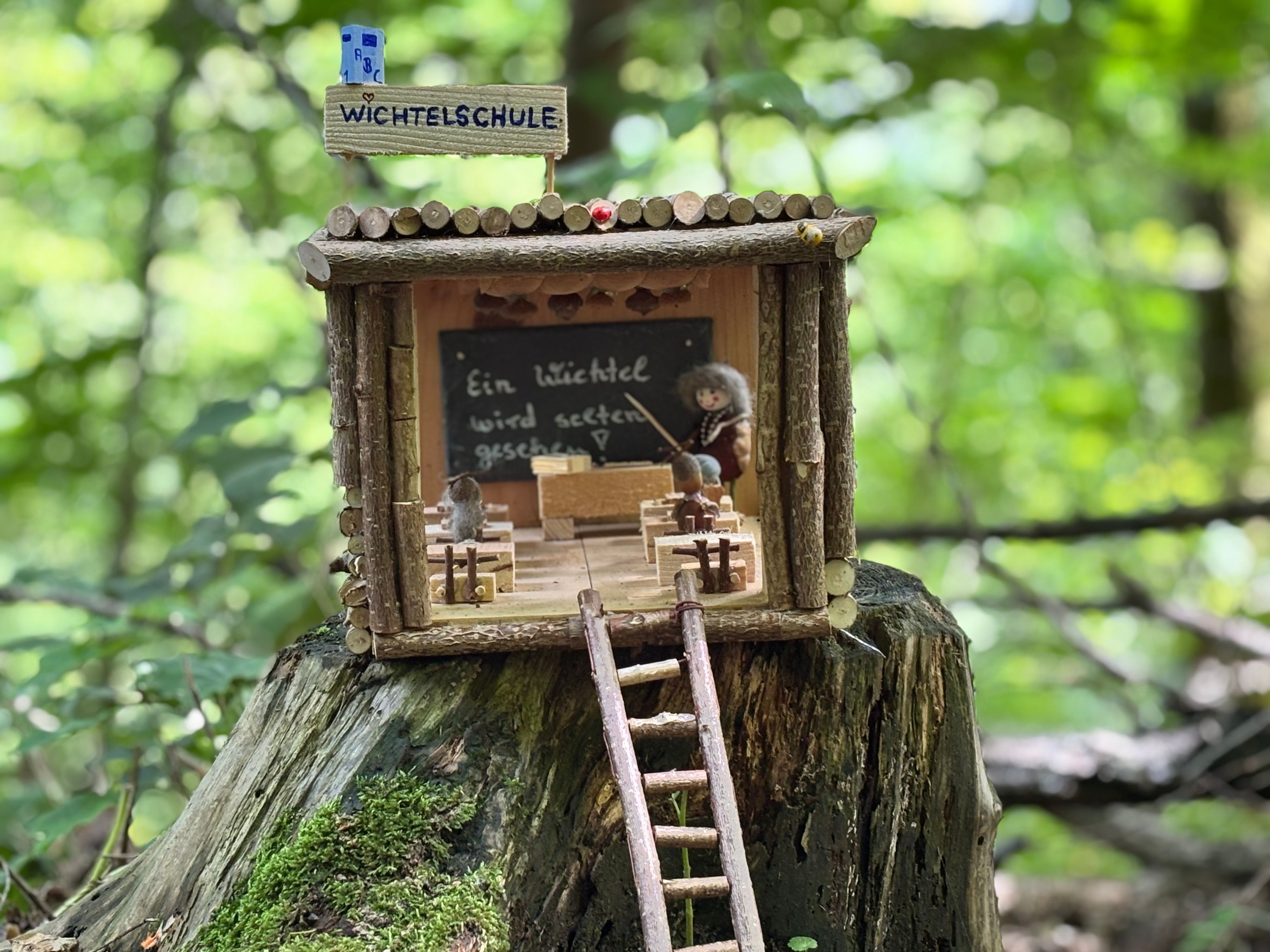 Nahaufnahme einer Miniatur-„Wichtelschule“