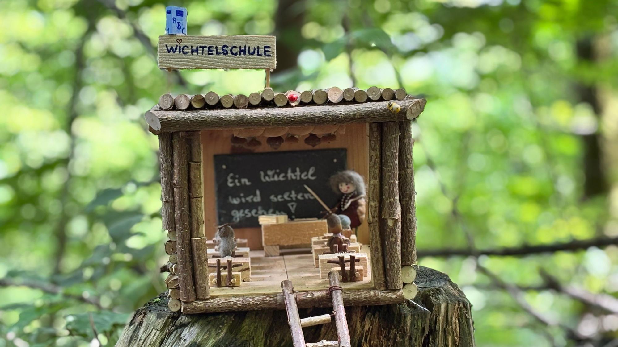Nahaufnahme einer Miniatur-„Wichtelschule“