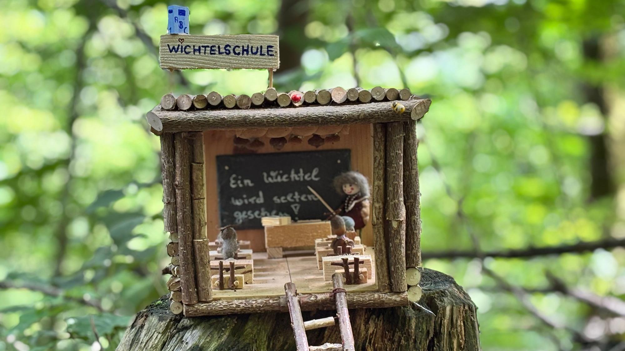 Nahaufnahme der Wichtelschule (vor der Zerstörung)