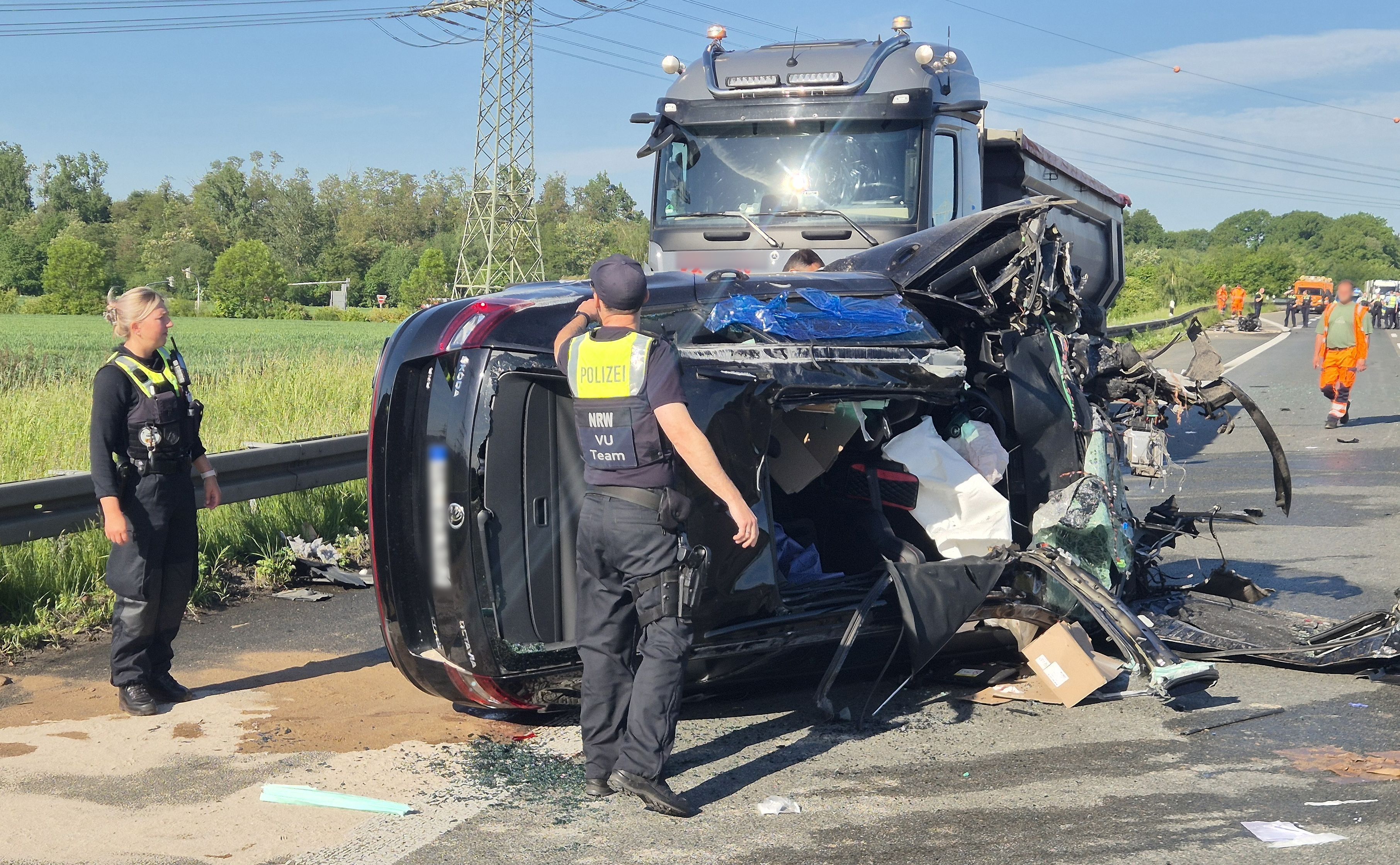 Der Autofahrer wurde durch den Unfall auf der A4 bei Eschweiler in seinem Wagen eingeklemmt und musste befreit werden. Ein Rettungshubschrauber landete auf der Autobahn.