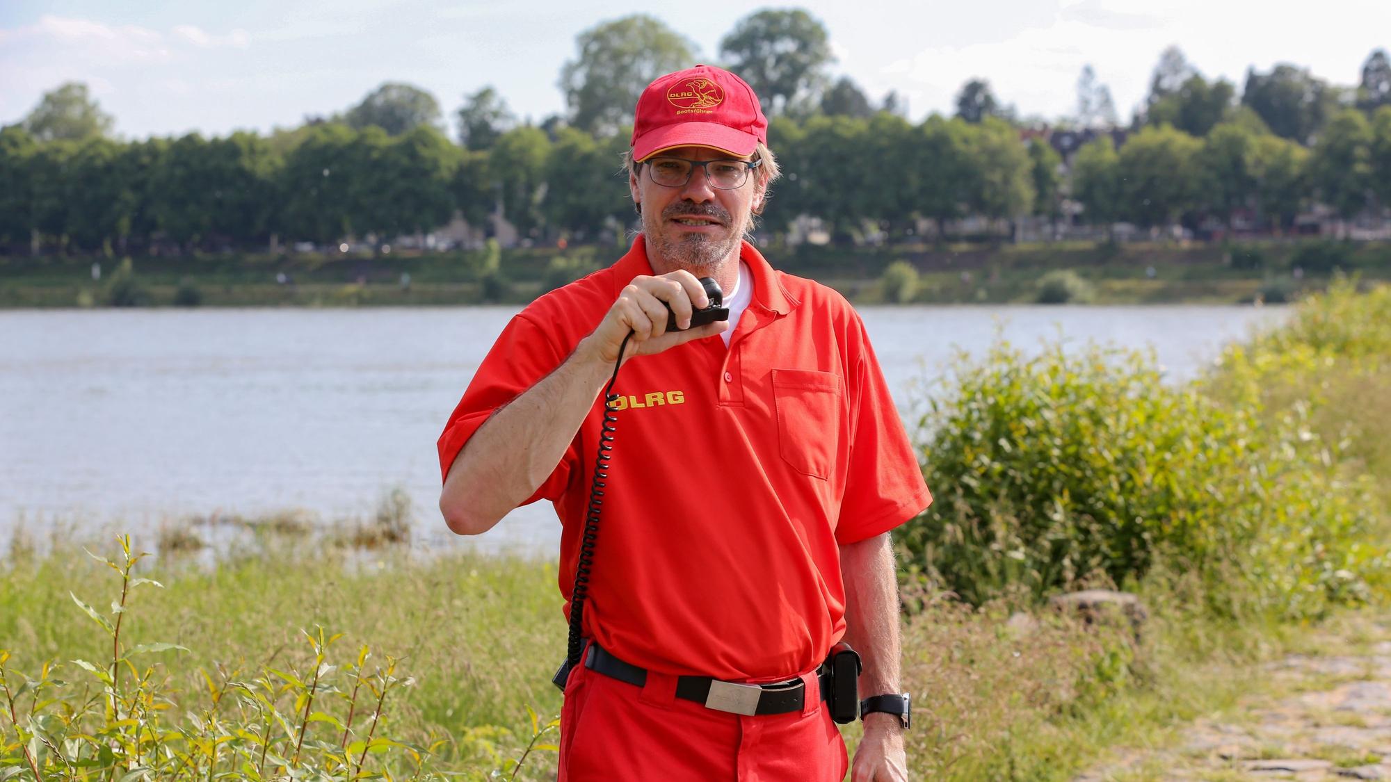 Alexander Lustig, stellvertretenden Leiter des Kölner Bezirks der Deutschen Lebens-Rettungs-Gesellschaft (DLRG).