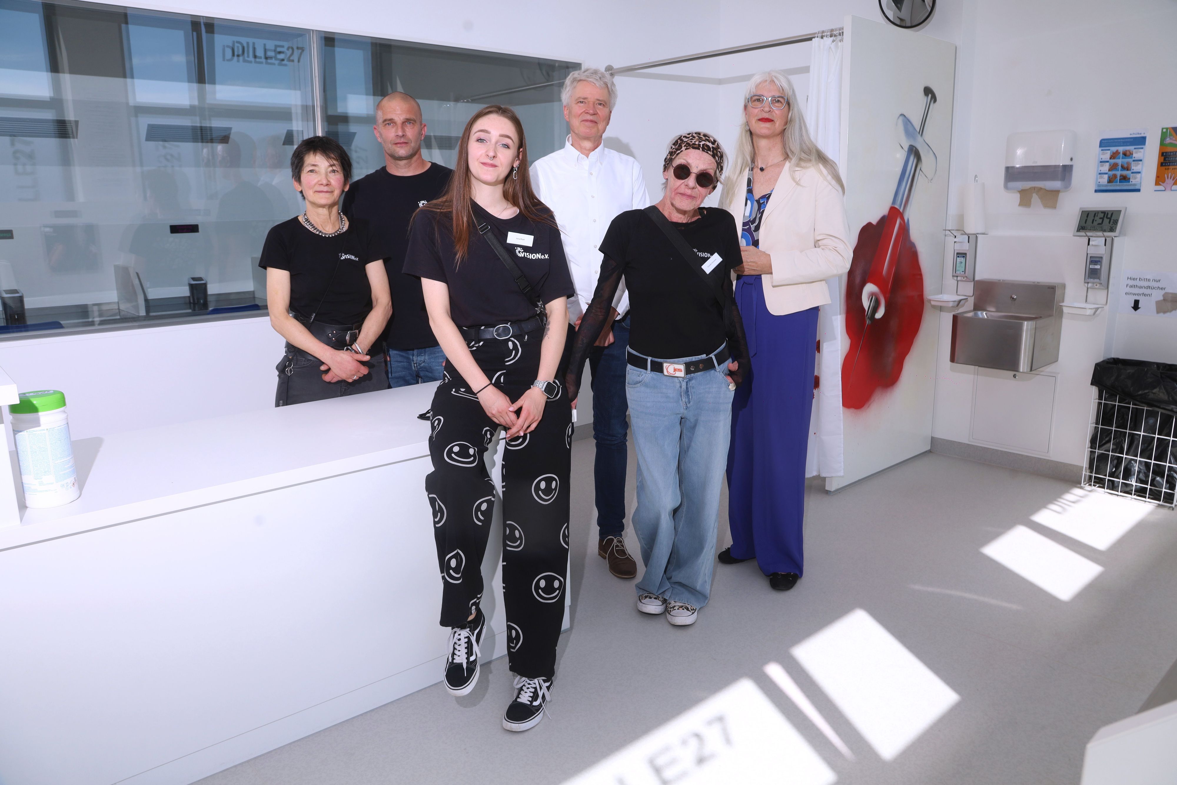 Margot Denfeld, Leiterin des Gesundheitsamtes, Claudia Schiere, Geschäftsführerin Vision e.V, Harald Rau, Beigeordneter für Soziales, Gesundheit und Wohnen der Stadt, Jona Pfaff, Leiterin der Einrichtung in Kalk sowie André Hegel und Hildegard Yen aus dem Vorstand von Vision e.V.  (v.r.)