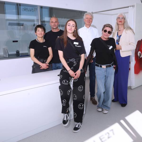 Margot Denfeld, Leiterin des Gesundheitsamtes, Claudia Schiere, Geschäftsführerin Vision e.V, Harald Rau, Beigeordneter für Soziales, Gesundheit und Wohnen der Stadt, Jona Pfaff, Leiterin der Einrichtung in Kalk sowie André Hegel und Hildegard Yen aus dem Vorstand von Vision e.V. (v.r.)