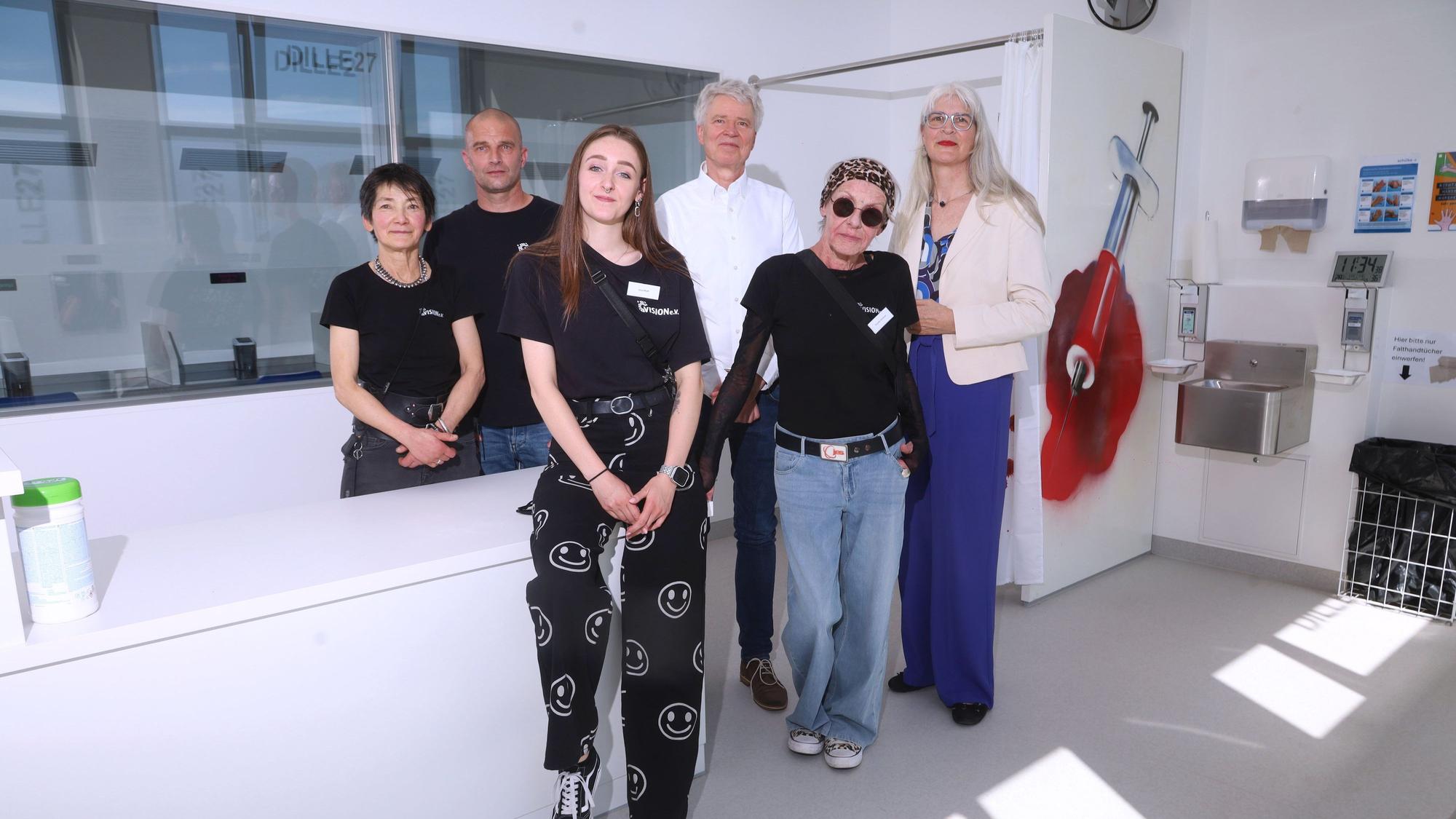 Margot Denfeld, Leiterin des Gesundheitsamtes, Claudia Schiere, Geschäftsführerin Vision e.V, Harald Rau, Beigeordneter für Soziales, Gesundheit und Wohnen der Stadt, Jona Pfaff, Leiterin der Einrichtung in Kalk sowie André Hegel und Hildegard Yen aus dem Vorstand von Vision e.V. (v.r.)