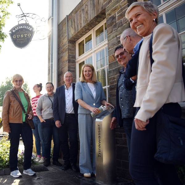 Das Gruppenfoto zeigt Menschen am neuen Wipperfürther Trinwasserbrunnen