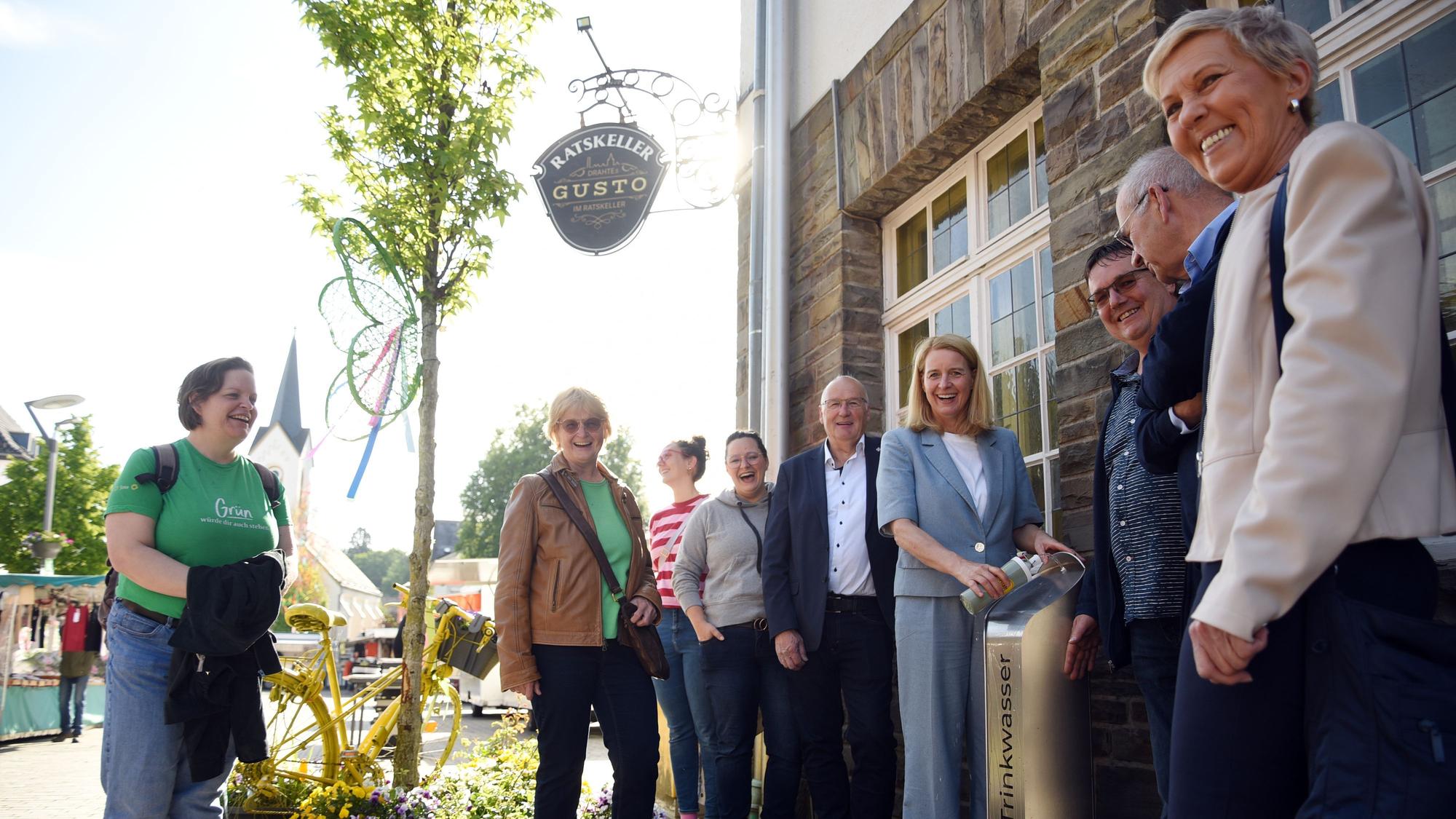 Das Gruppenfoto zeigt Menschen am neuen Wipperfürther Trinwasserbrunnen