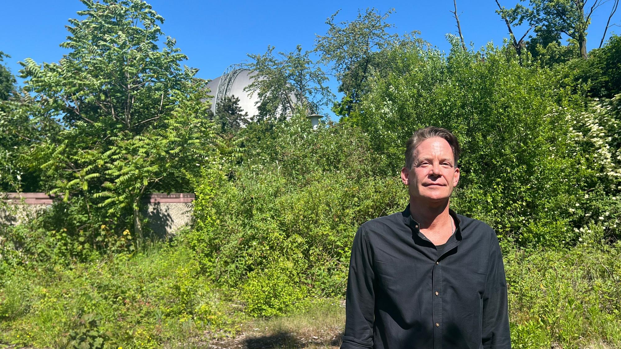 Uli Tanas auf grpßer asphaltierter Fläche des neuen Open-Air-Geländes The Max
