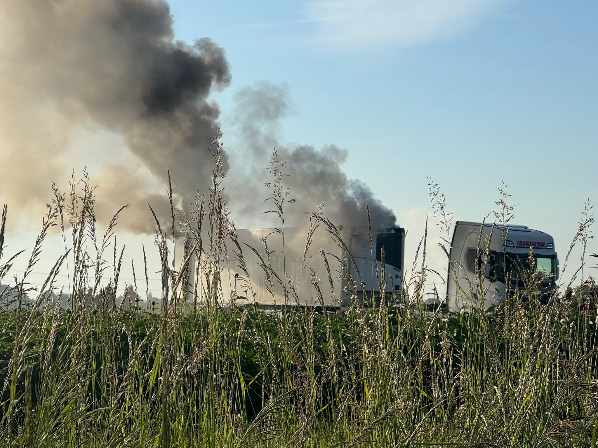 Der Lkw fing bei der Fahrt über den Marktweg Feuer.