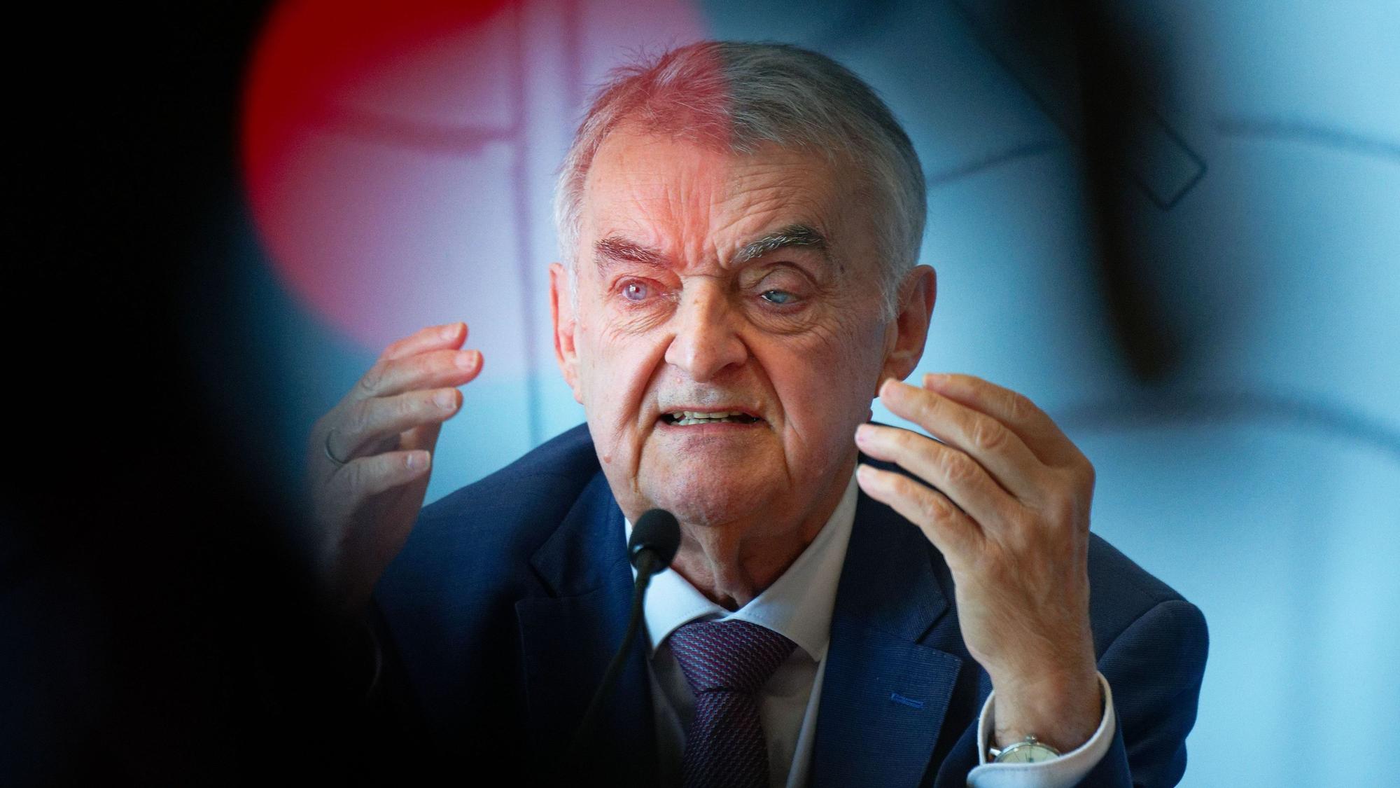 Der nordrhein-westfälische Innenminister Herbert Reul (CDU) spricht bei einer Pressekonferenz. (Archivbild)