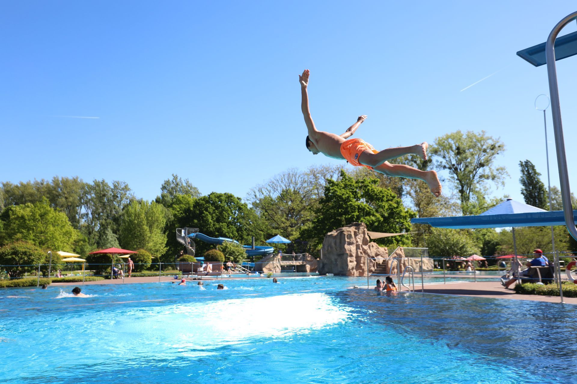 Das Freibad auf der Insel Grafenwerth ist traditionell ab dem 1. Mai geöffnet.