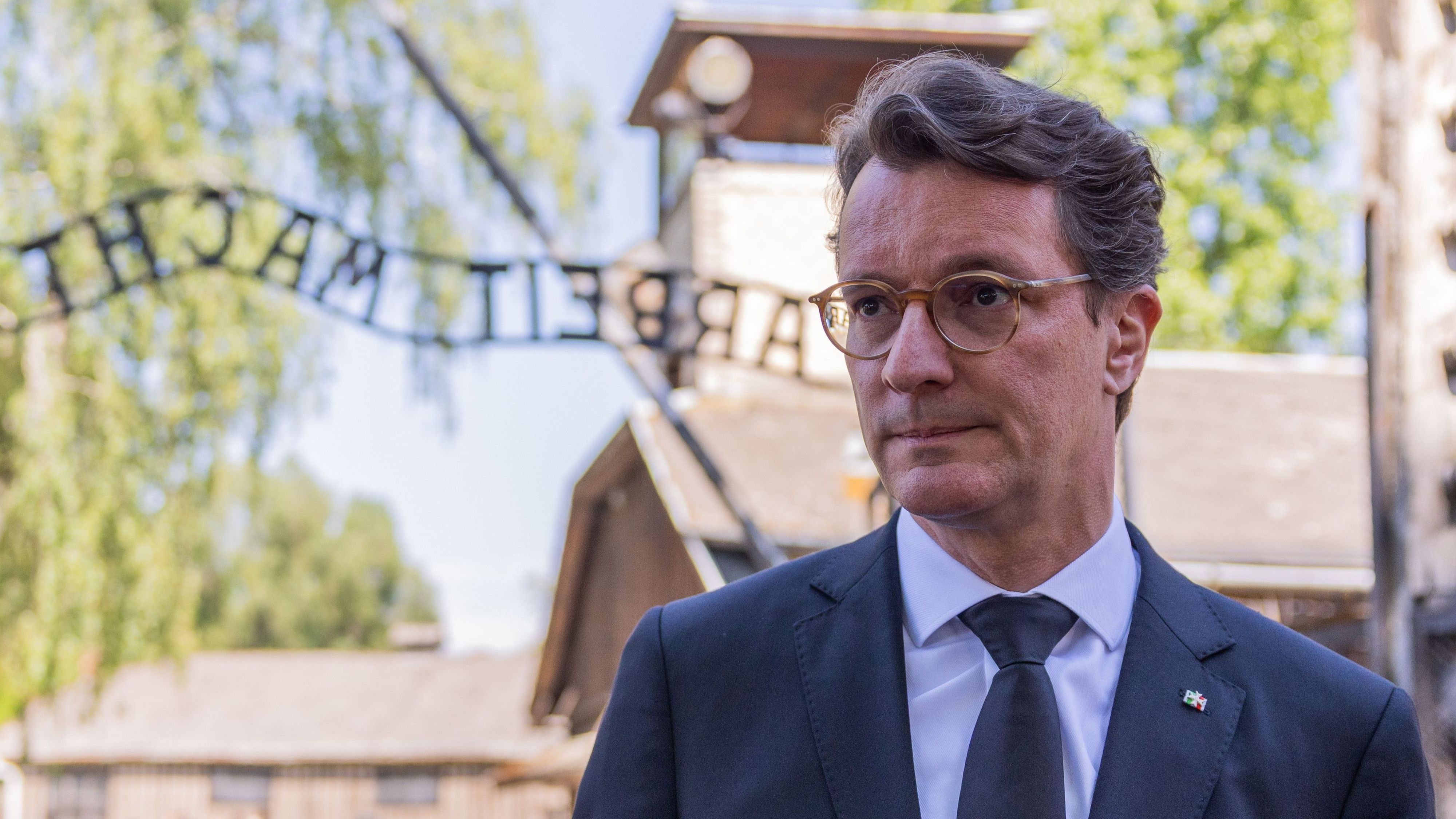 Hendrik Wüst (r., CDU), Ministerpräsident von Nordrhein-Westfalen, geht bei seinem Besuch durch das ehemalige Konzentrations- und Vernichtungslager Auschwitz I (Stammlager).