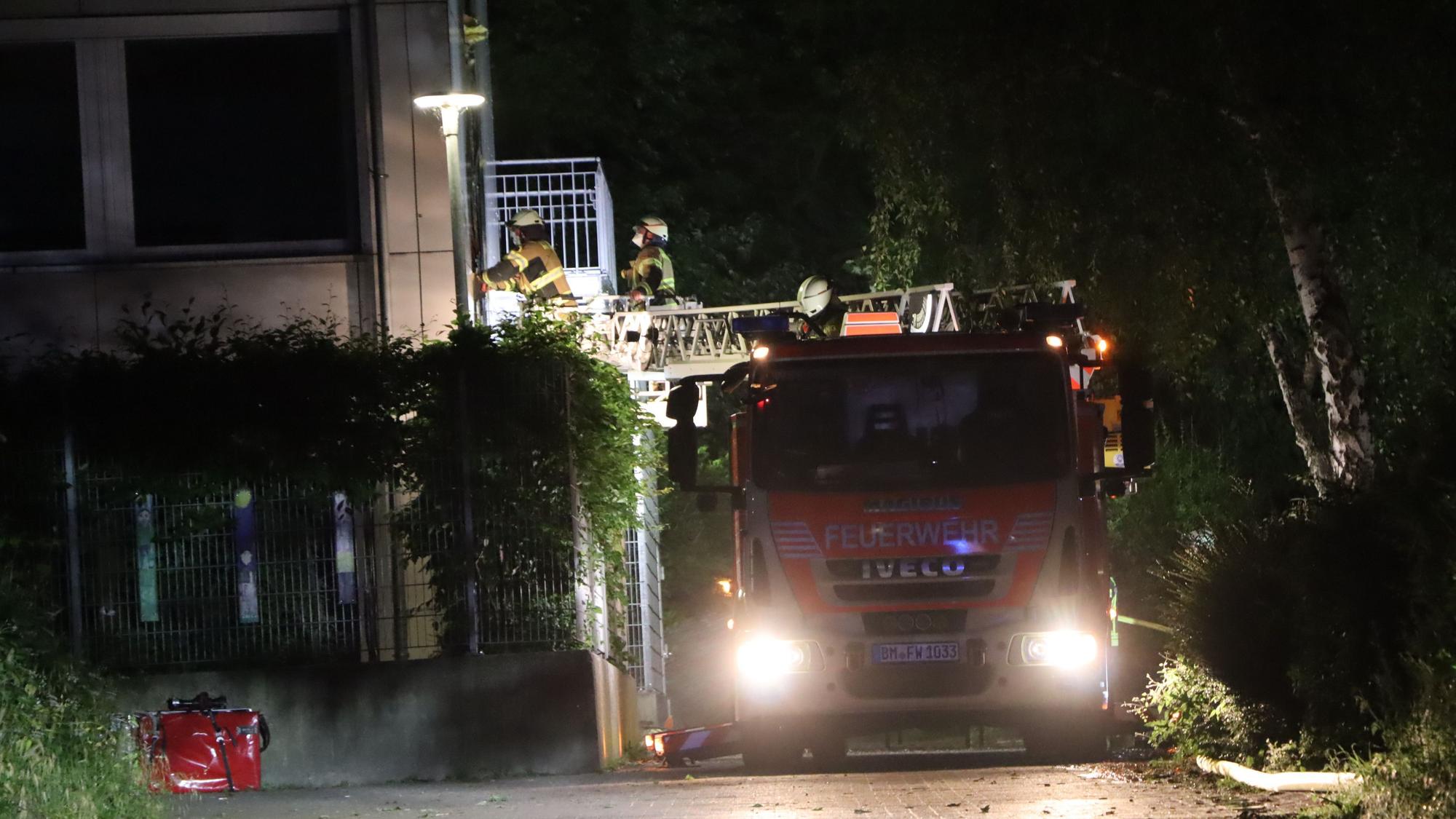 Blick von der Seite auf den Einsatz der Feuerwehr an der Schule.
