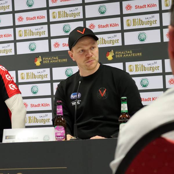 Fortuna-Trainer Matthias Mink (l.) und Viktoria-Coach Marian Wilhelm vor dem Pokalfinale in Höhenberg