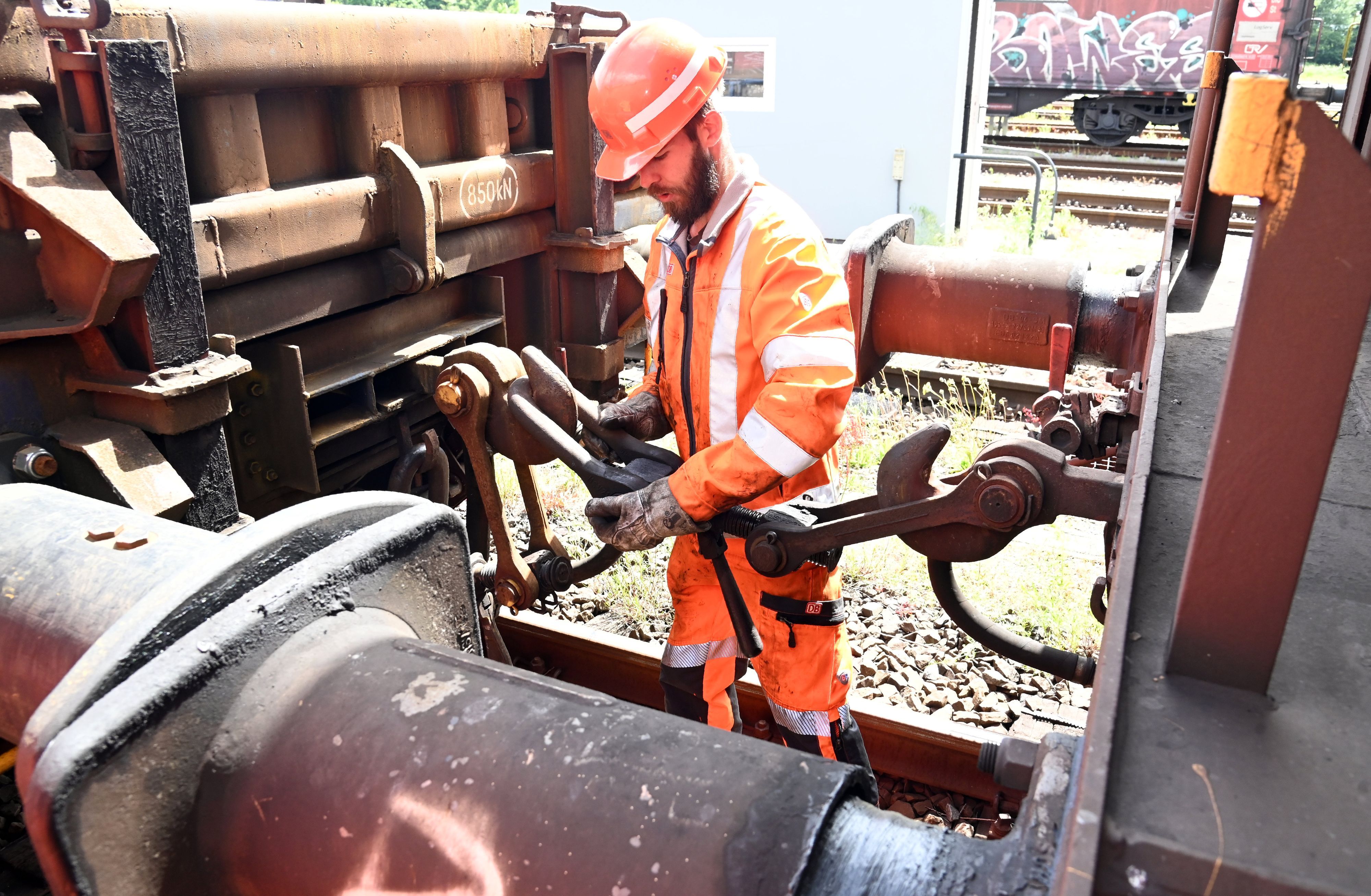 Bahnmitarbeiter Benjamin Trepper kuppelt zwei Waggons zusammen.
