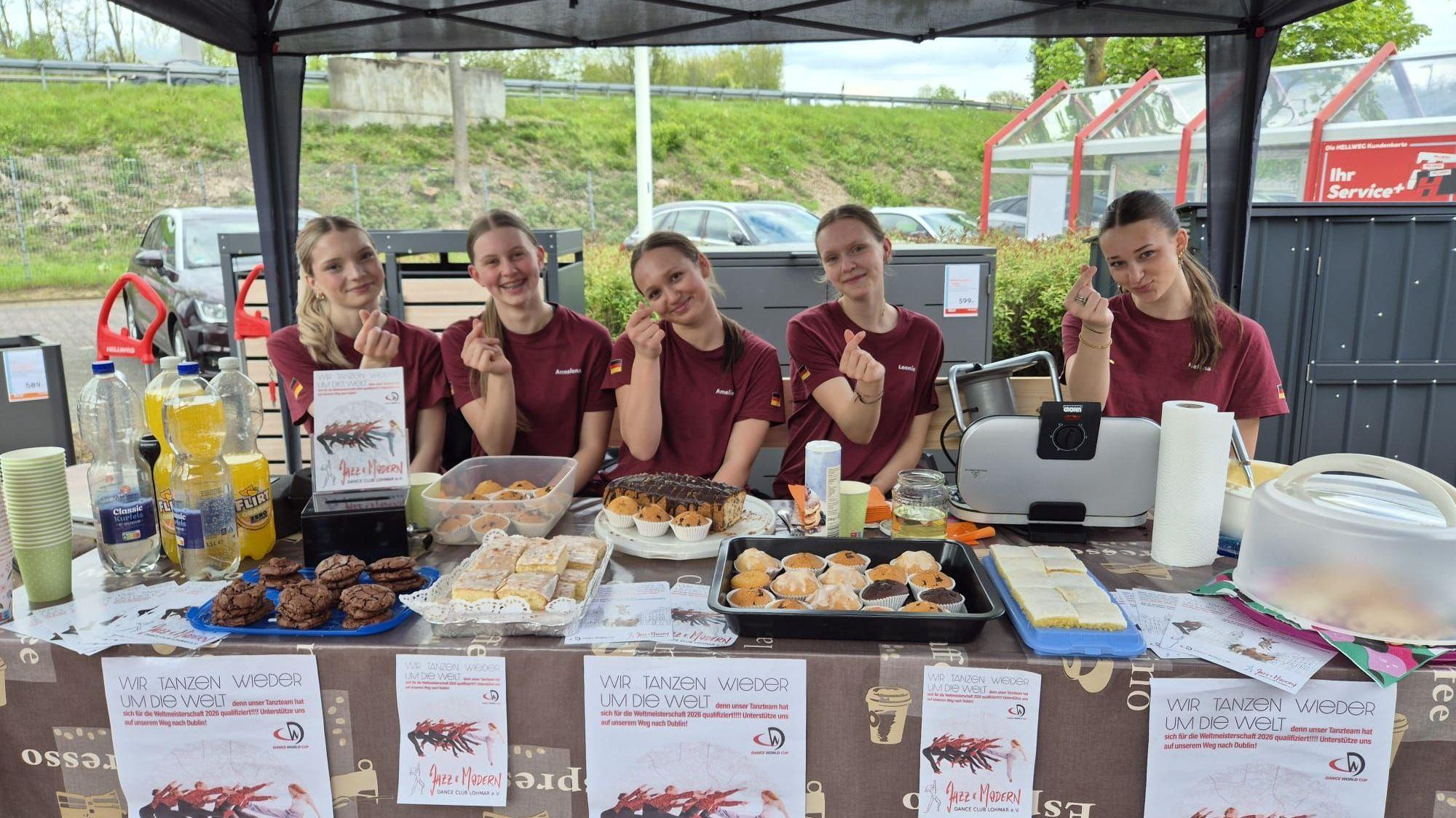 Die Tanzgruppe bei einem Kuchen- und Waffelverkauf