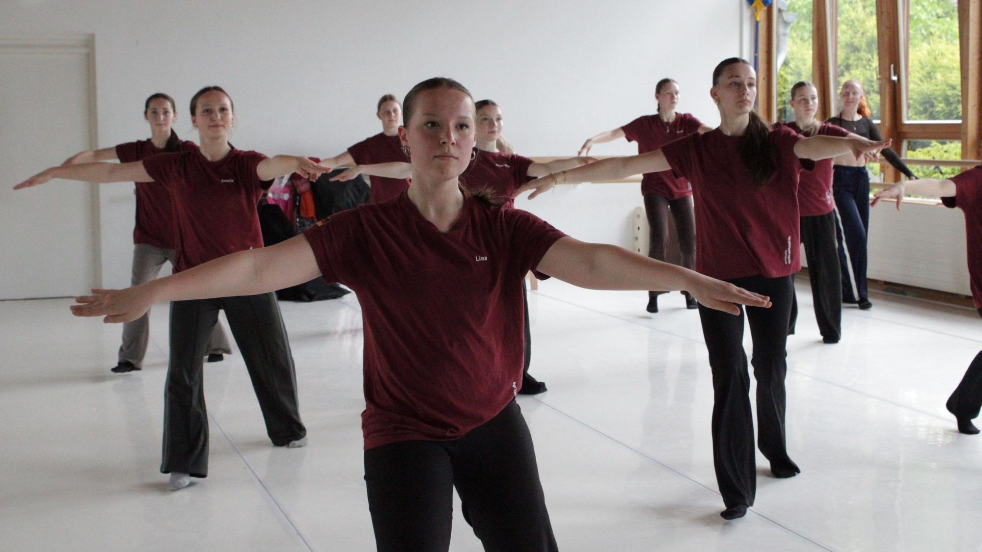 Die 14- bis 18-jährigen Tänzerinnen der Backyard Dance Company und der JMDC Lohmar wollen an der WM in Dublin teilnehmen.