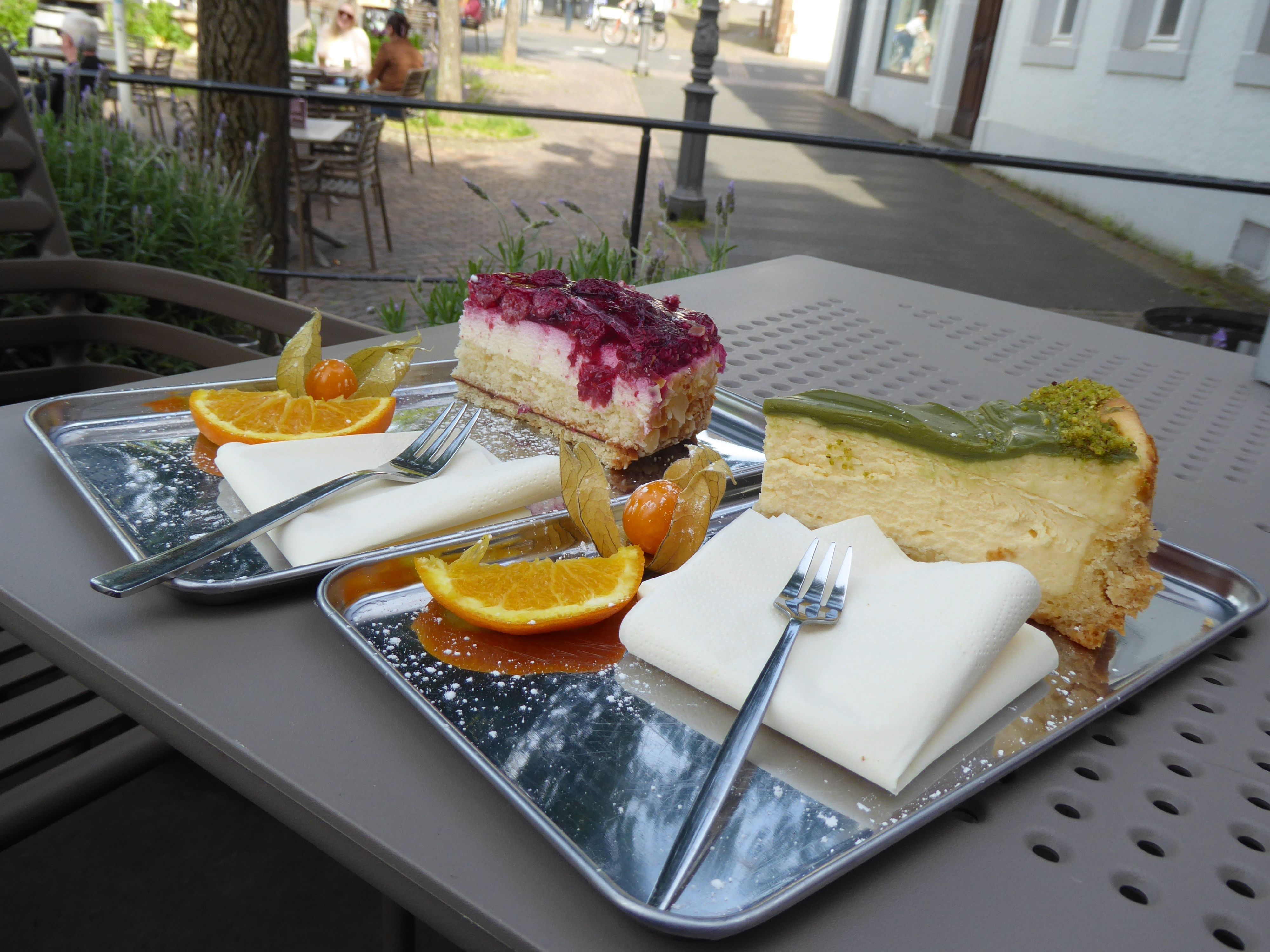 Es gibt eine große Auswahl an Kuchen, zum Beispiel: Matcha Cheesecake (rechts) und Himbeer Cheesecake.