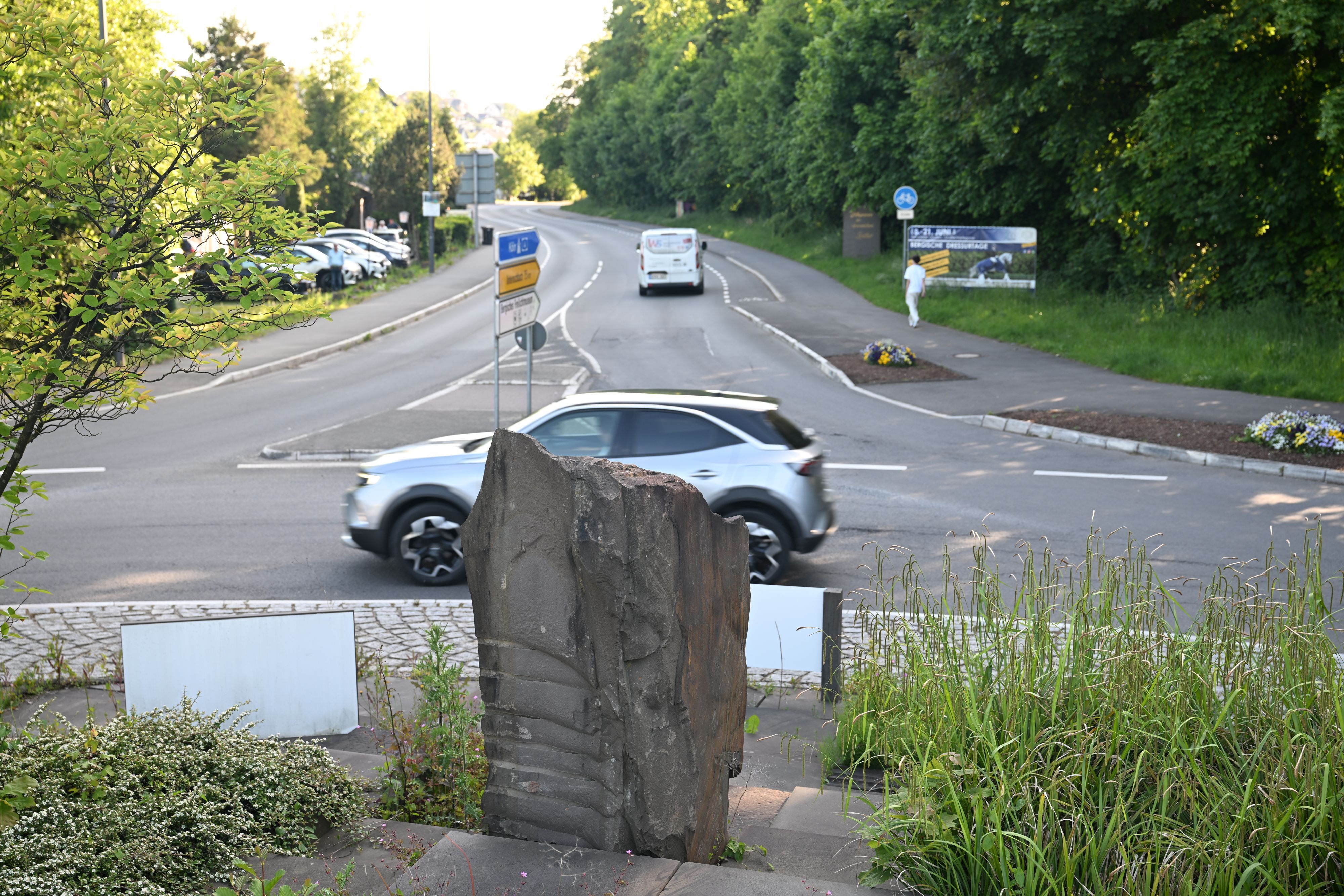 Auf der Landesstraße 299 zwischen dem Kreisverkehr Kirschbäumchen und der Kreuzung mit dem Wilhelm-Breidenbach-Weg soll aus Lärmschutzgründen Tempo 30 eingeführt werden.