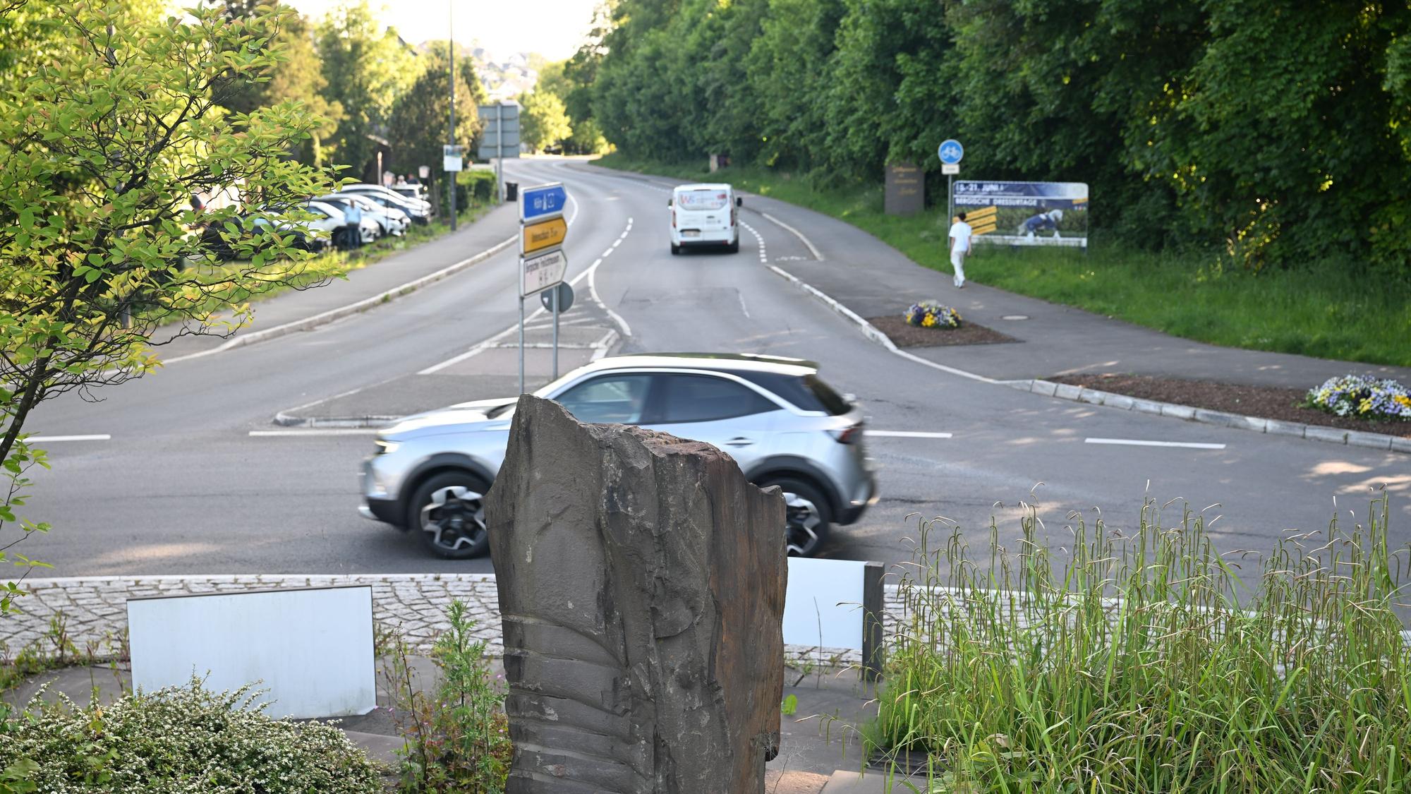 Auf der Landesstraße 299 zwischen dem Kreisverkehr Kirschbäumchen und der Kreuzung mit dem Wilhelm-Breidenbach-Weg soll aus Lärmschutzgründen Tempo 30 eingeführt werden.