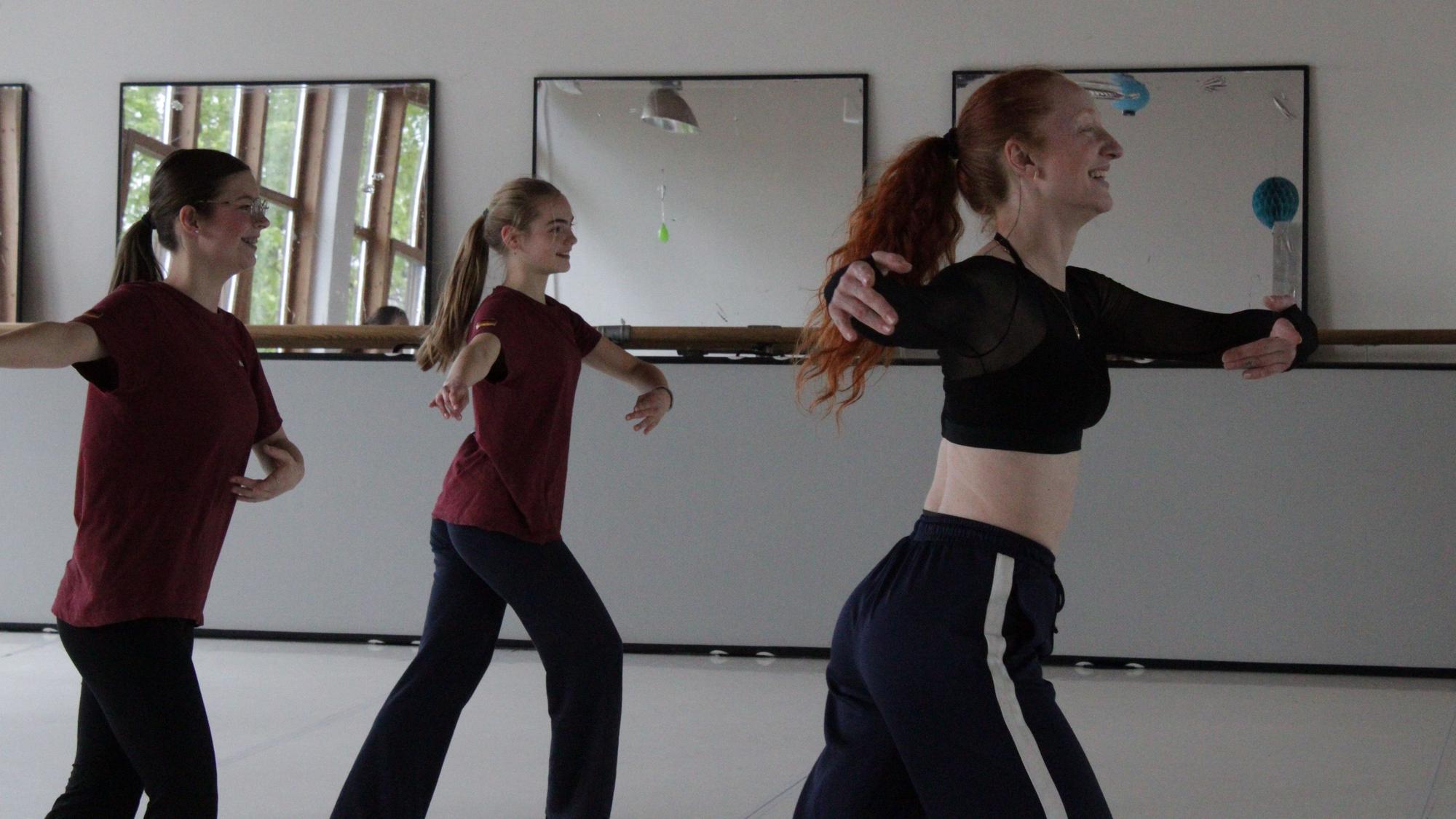 Die 14- bis 18-jährigen Tänzerinnen der Backyard Dance Company und der JMDC Lohmar wollen an der WM in Dublin teilnehmen.
