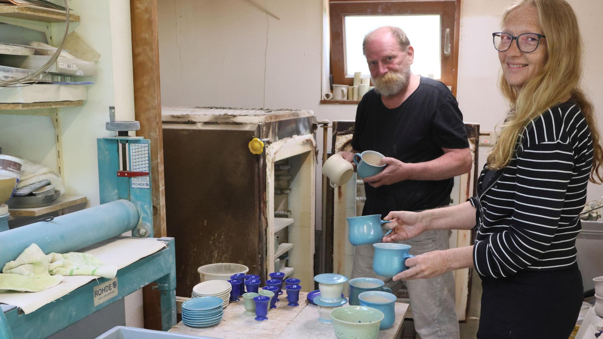 Am Pfingstsonntag und Pfingstmontag präsentieren Tessa Lekebusch und Töpfermeister Rainer Brodesser aus der Nümbrechter Ortschaft Distelkamp ihre fragile Ware im Hof der Burg von Reichshof-Denklingen.
