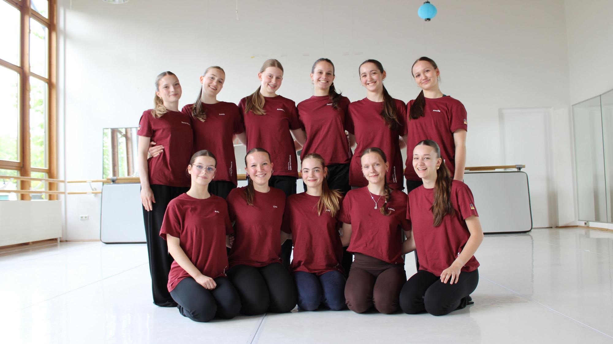Die 14- bis 18-jährigen Tänzerinnen der Backyard Dance Company und der JMDC Lohmar wollen an der WM in Dublin teilnehmen.